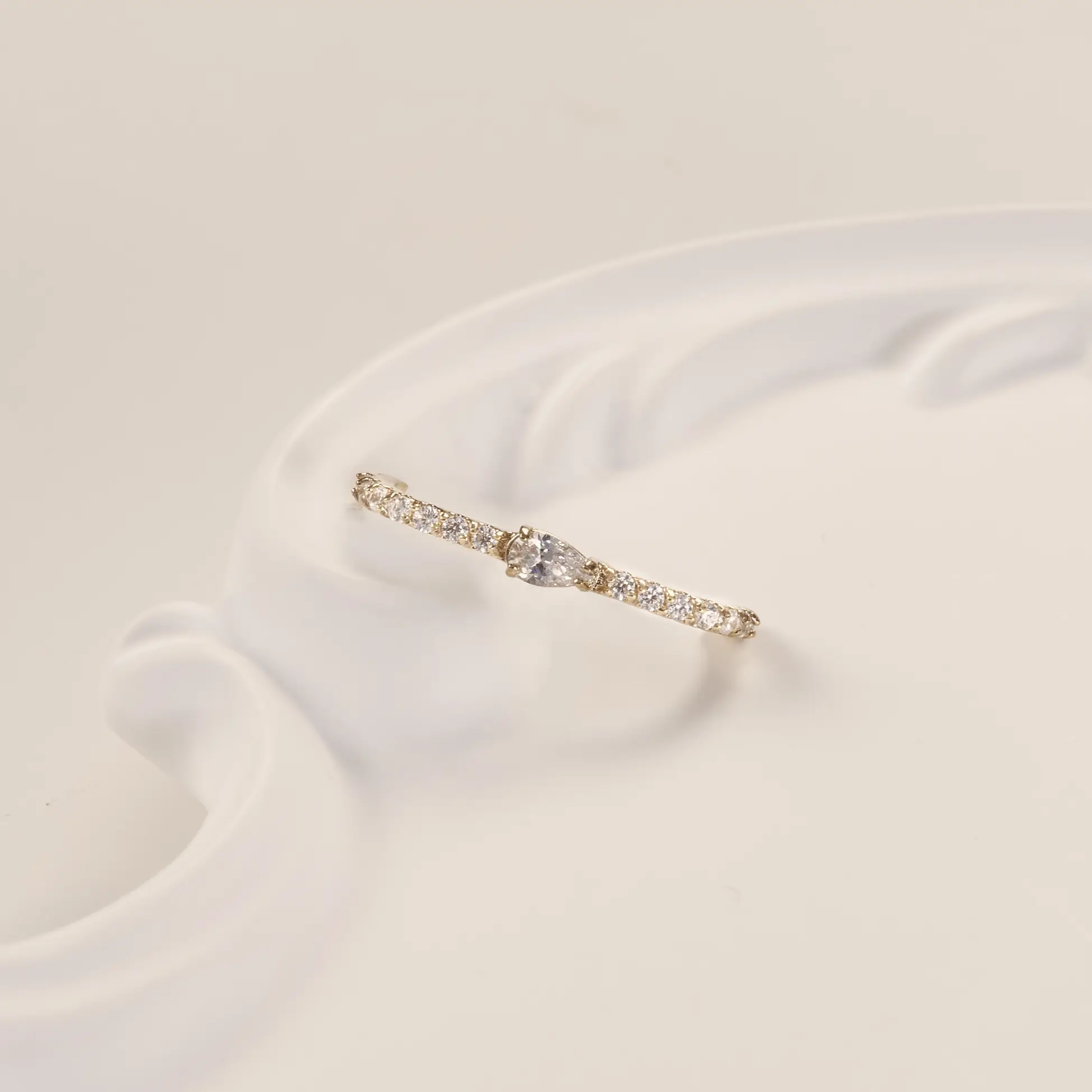 Ear lobe cuff AIGÍS