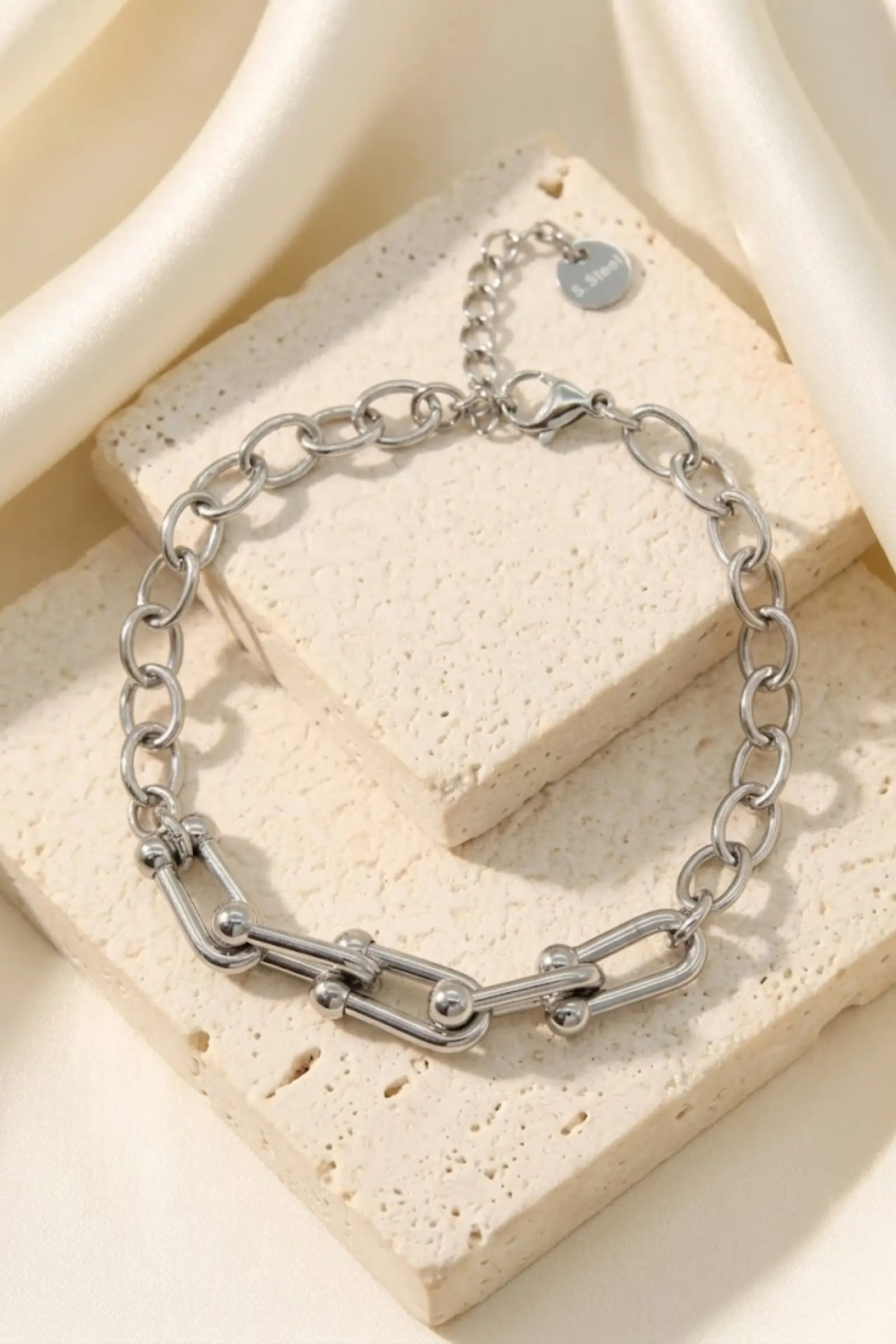 Pulsera de cadena de acero inoxidable con eslabones contrastantes