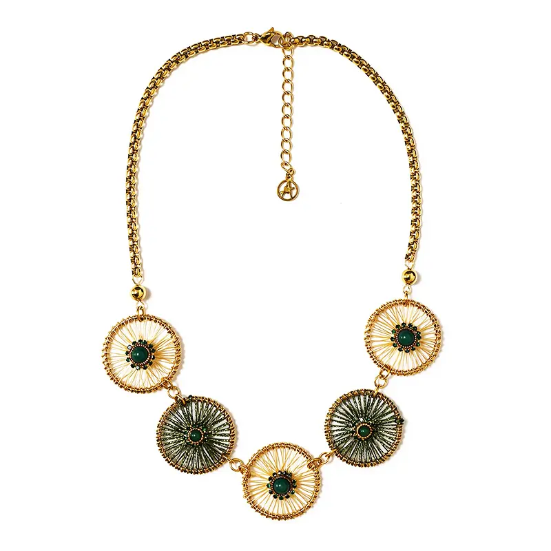 COLLANA CON DISCHI A RAGGIERA IN FILI METALLICI DORATI E CORDONCINI COLORATI