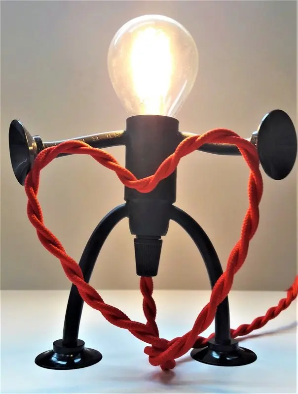 Benjamin Bright; * Niederländische Design-Tischlampe * Größe E14 * Mit rotem Kabel 1,5 Meter + Kabelschalter * Mit schwarzem Designstecker (anderer Stecker für Großbritannien erhältlich)