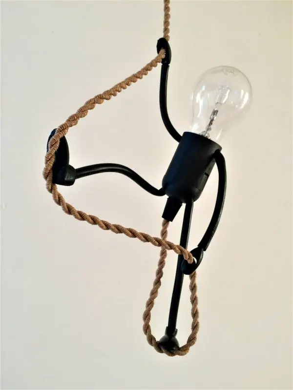 Pendelleuchte „Mr.„Bright One on a Rope“ – Mit flexiblen Gliedmaßen für verschiedene Looks – Beiges Drahtseil ähnelt echtem Seil (75 cm lang) –