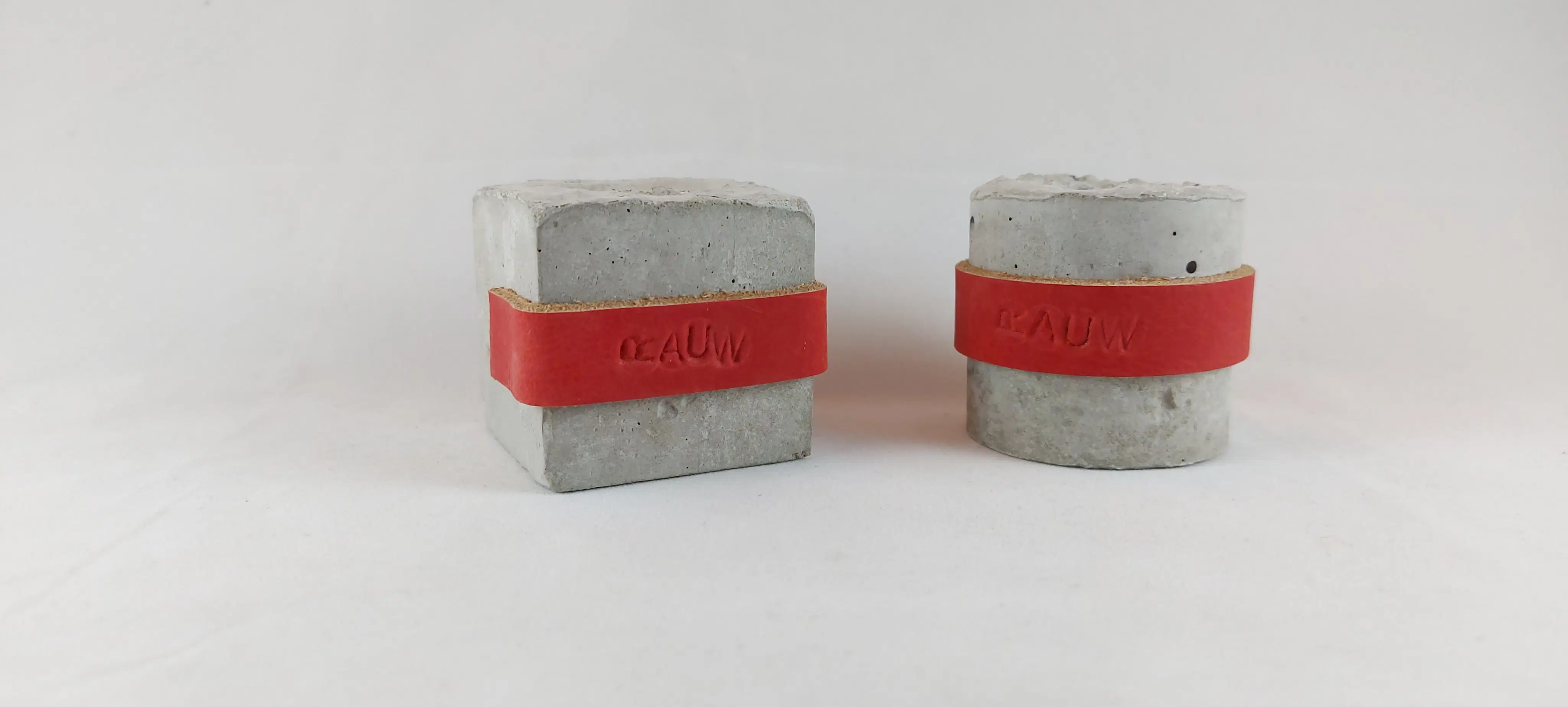 Rohbeton-Design-Kerzenhalter-Set – Rot