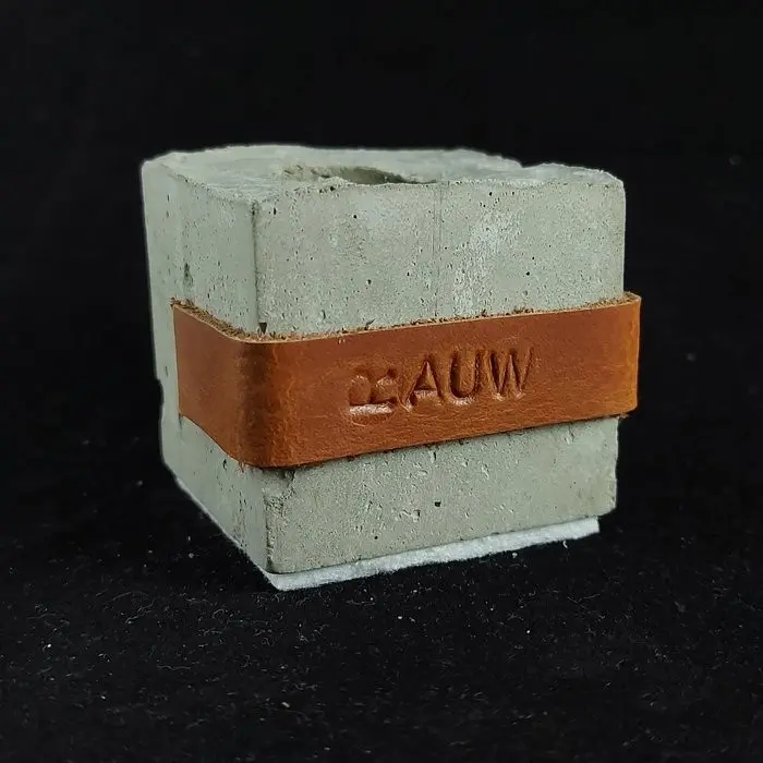 Design-Kerzenhalter aus rohem Beton Industriezement - Cognac