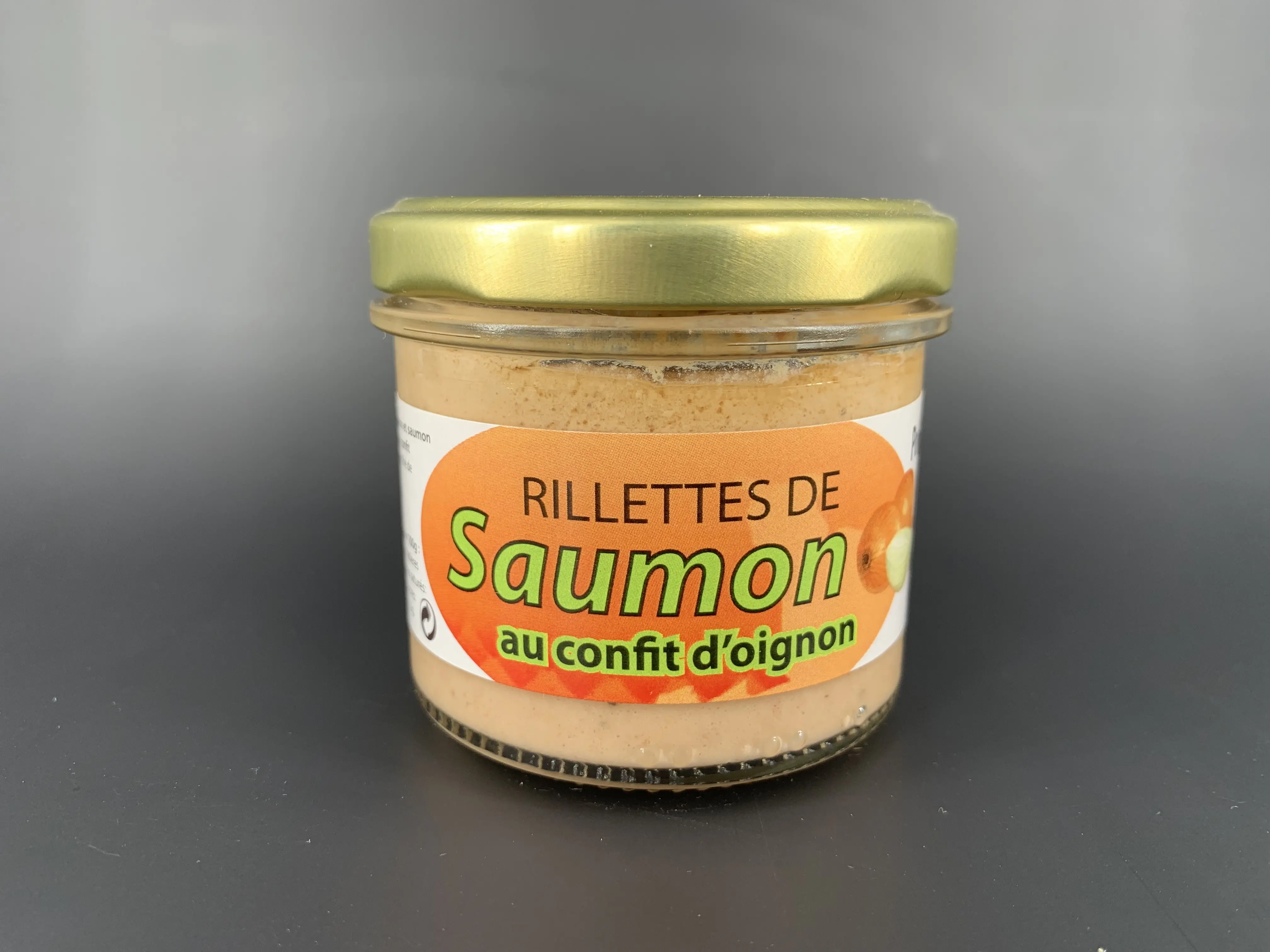 Rillettes de salmón con cebolla confitada