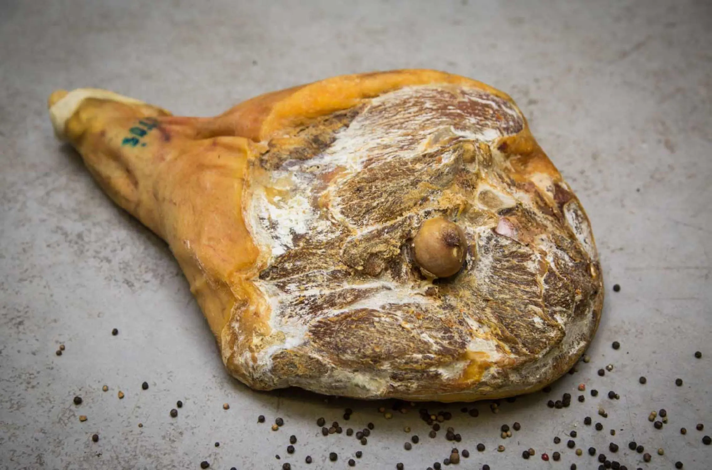 Dry-cured ham le 24 with bone - whole cured
