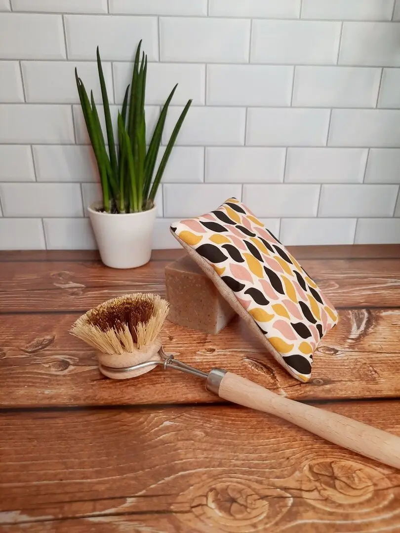 Washable and reusable scraping sponge in organic cotton fabric and kapok