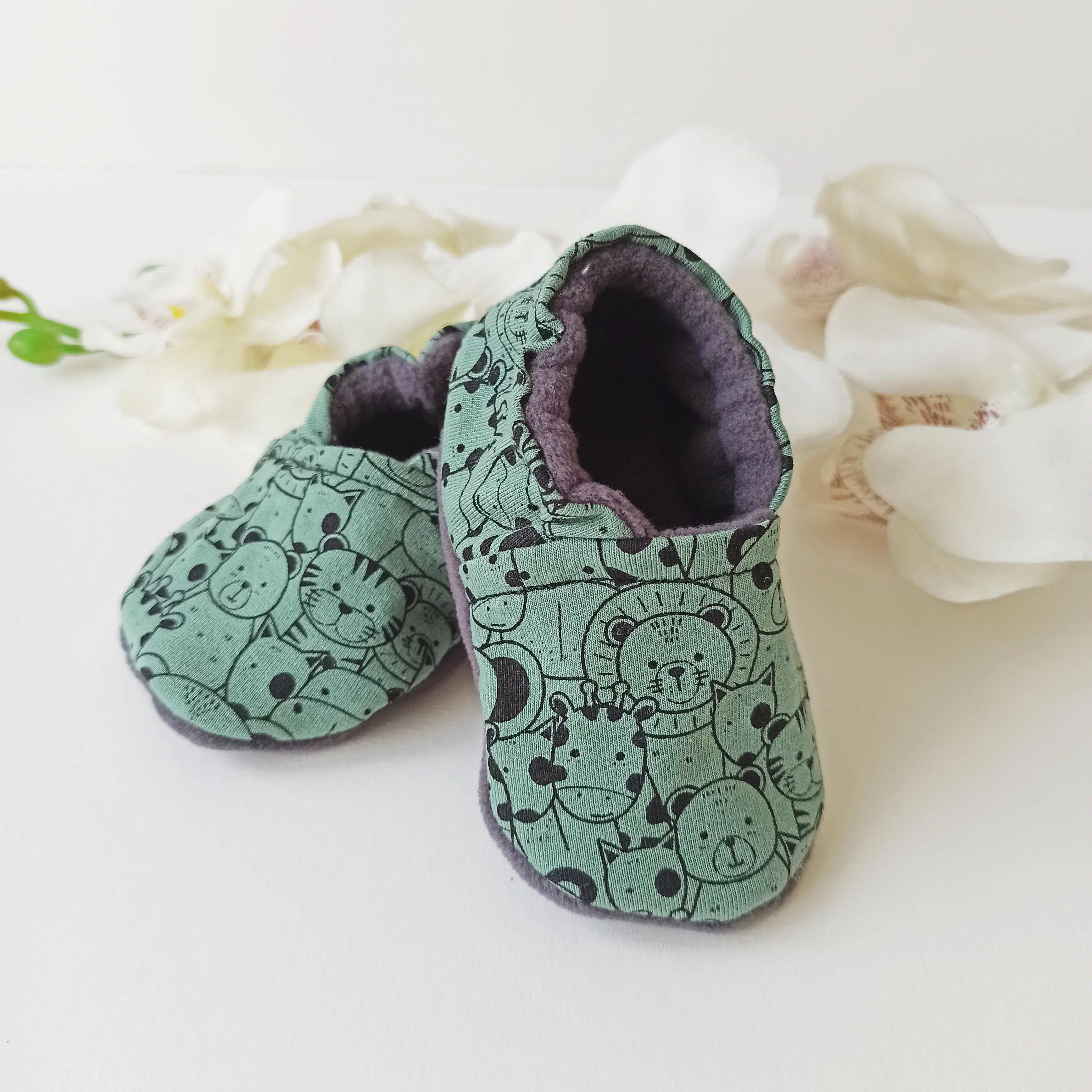 Baby booties - Green hide-and-seek