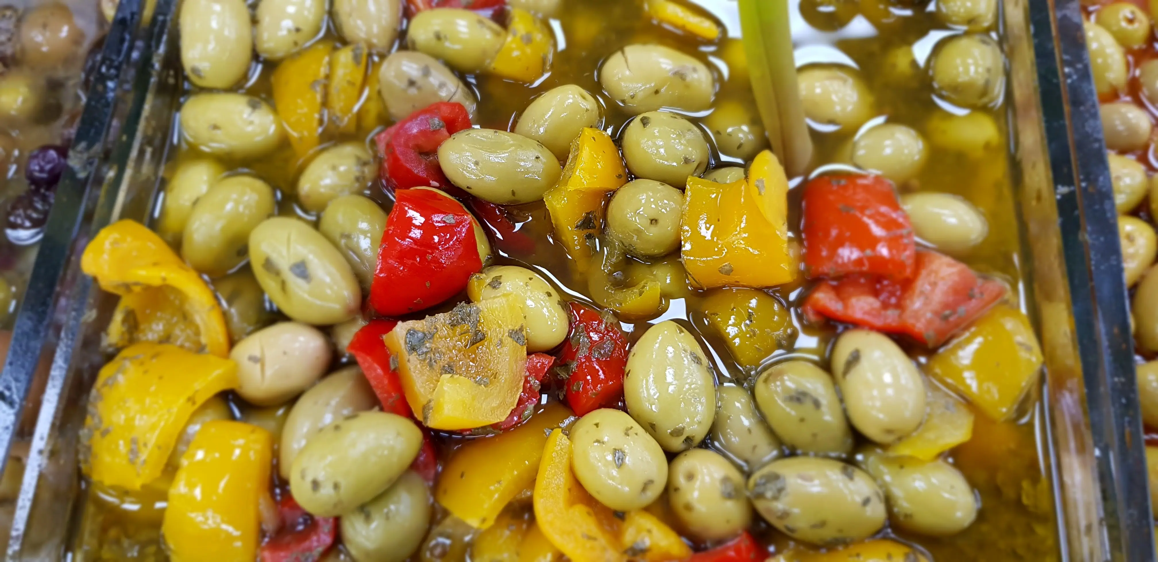 Grüne Oliven nach sizilianischer Art (Knoblauch, Petersilie, Paprika) BULK