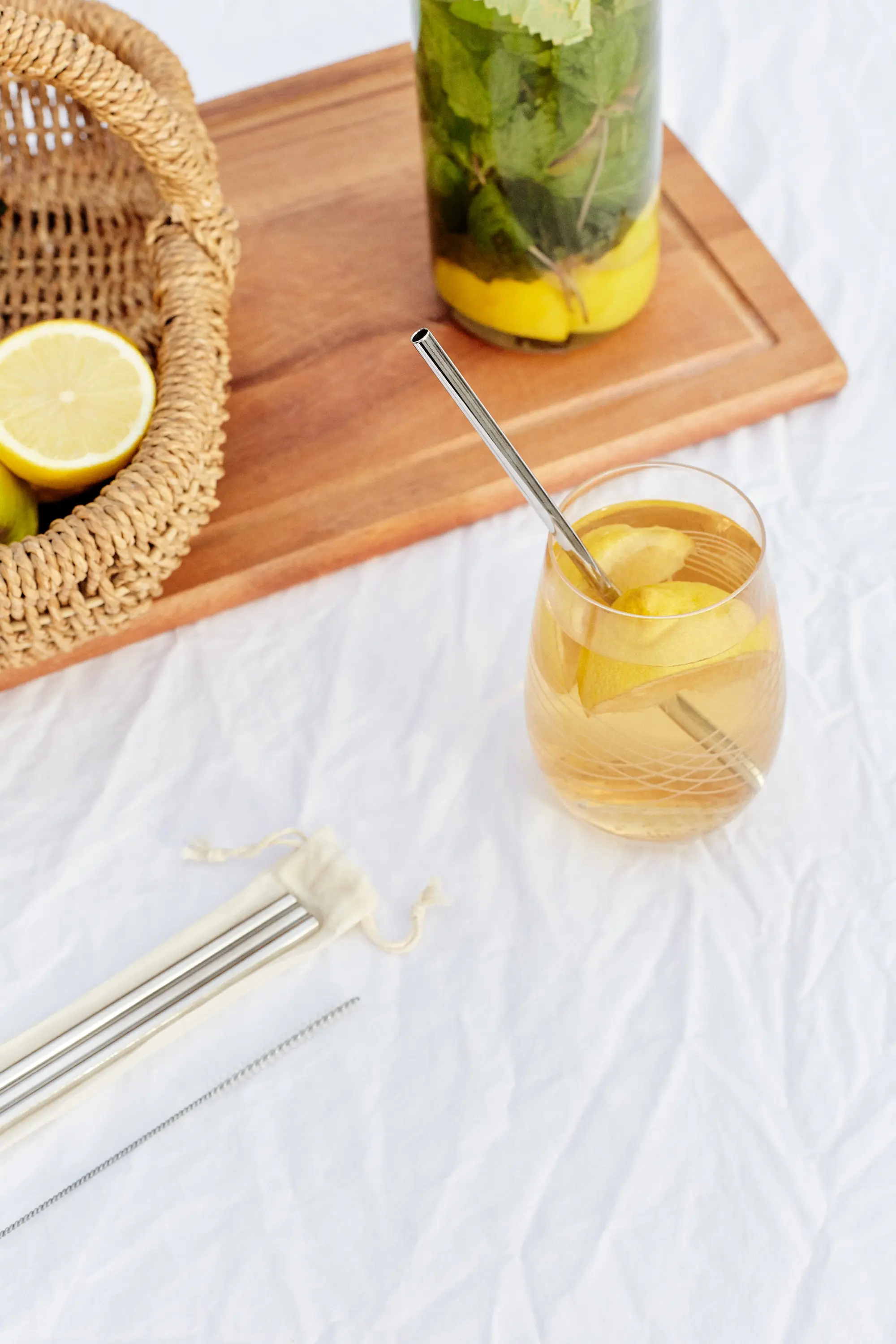 4 stainless steel straws + bottle brush