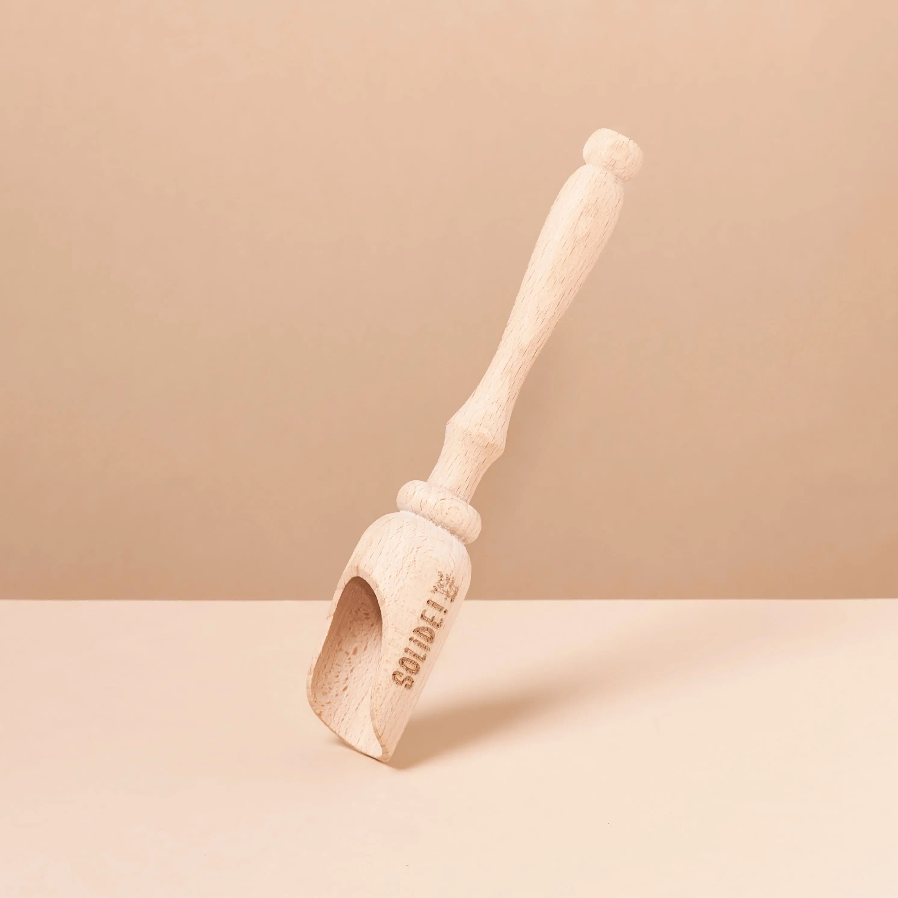 The wooden dosing shovel