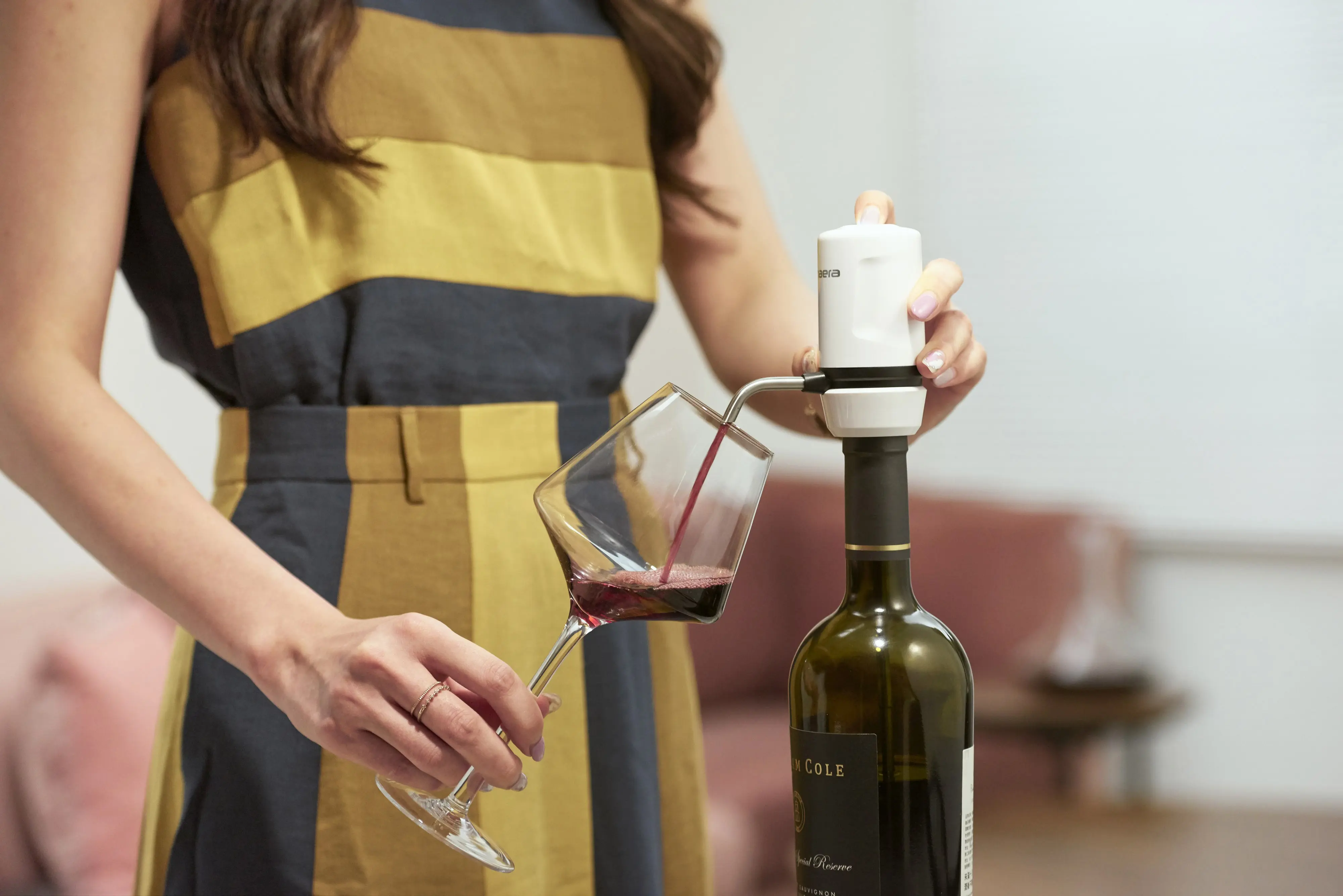 Vinaera Travel ~ L'aeratore elettrico portatile per vino più piccolo al mondo, stesso effetto rispetto al decanter in vetro, risparmia tempo di decantazione, 4 colori diversi disponibili per gli amanti del vino, include scatola per il trasporto, facile da pulire (IPX6), decantazione istantanea con un solo tocco