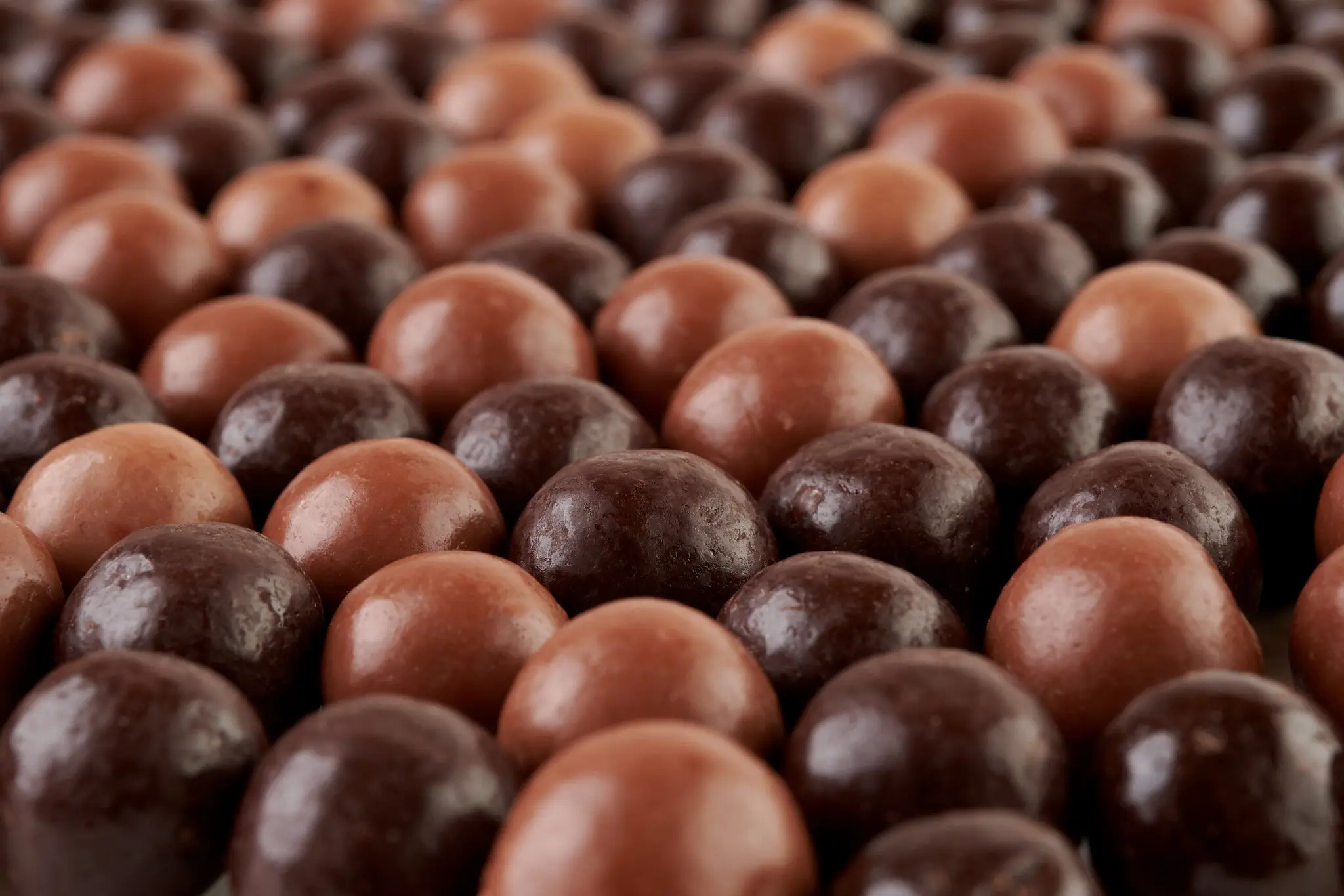 Milk chocolate caramel cereal balls 1 kg in bulk