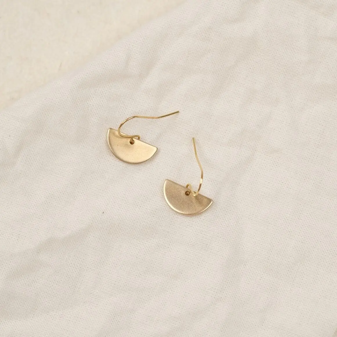 Goldene Ohrringe aus Messing - Half Circle