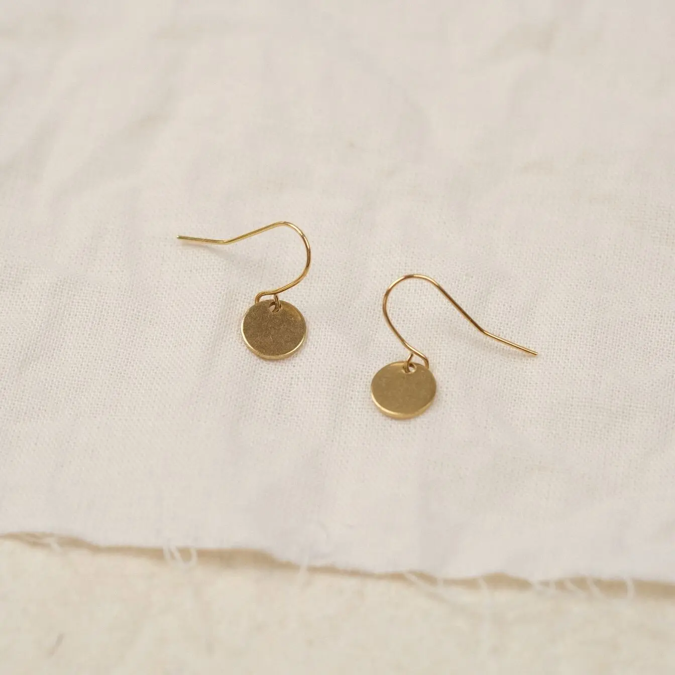 Goldene Ohrringe aus Messing - Dot