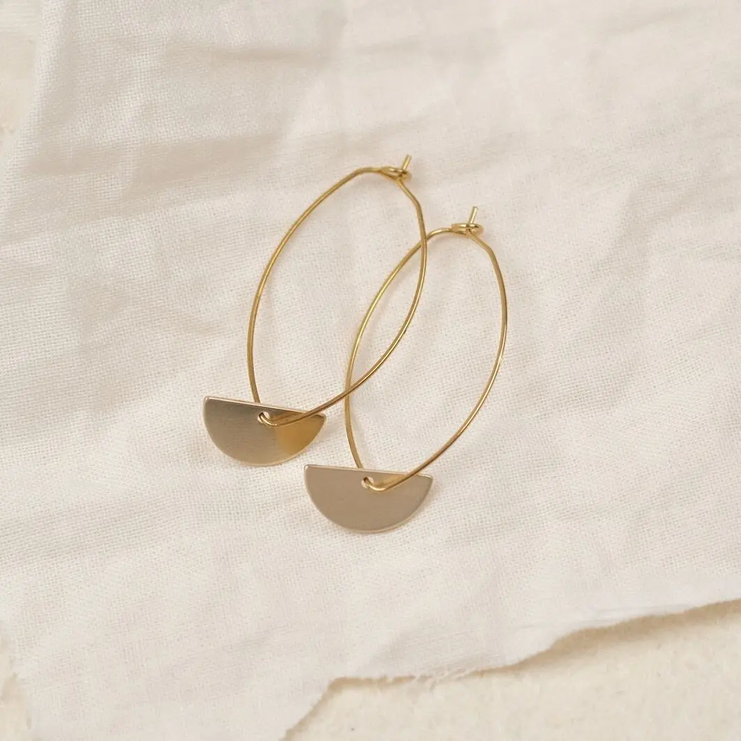 Goldene Kreolen aus Messing für Damen - Nachhaltig - Half Circle Kreolen Lang