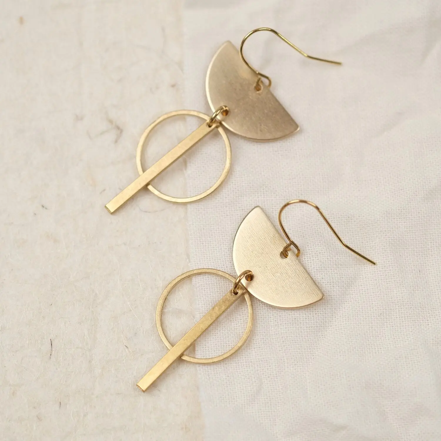 Goldene Statement Ohrringe aus Messing - Ouai