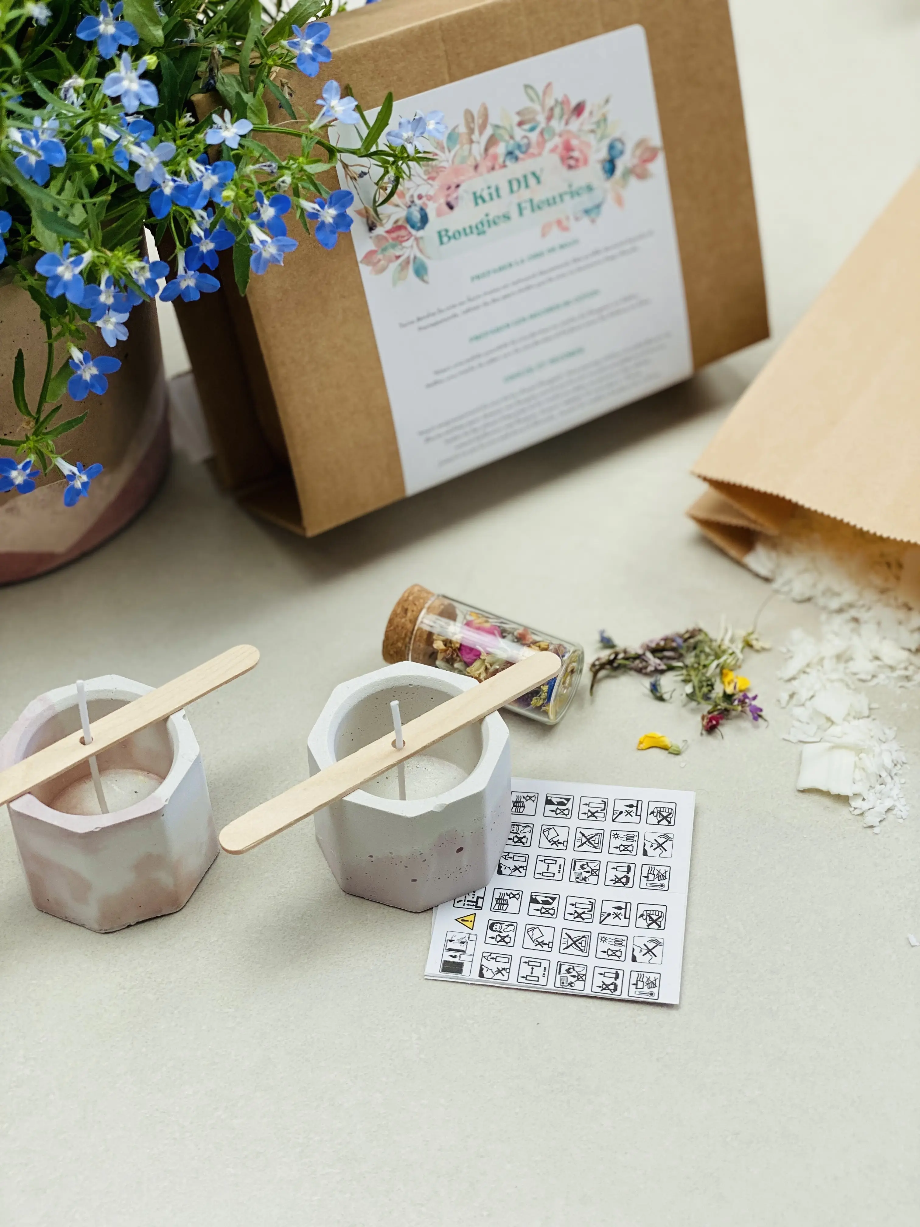 Kit per realizzare due candele di cera di soia fiorite con candelieri in cemento inclusi