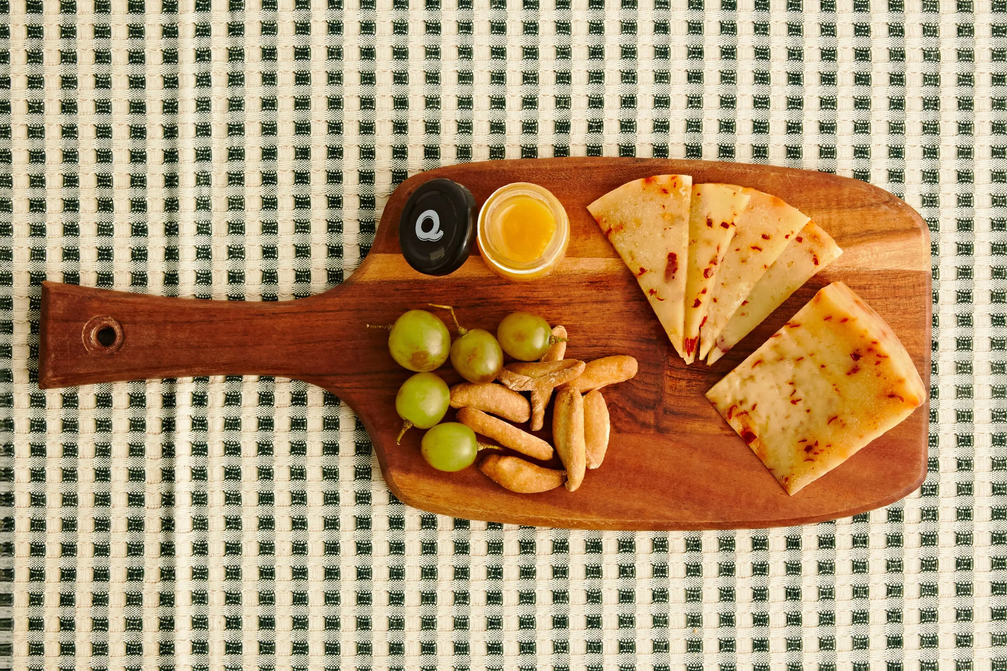 ROHER SCHAFMILCH-ARTISAN-KÄSE MIT PAPRIKAFLOCKEN