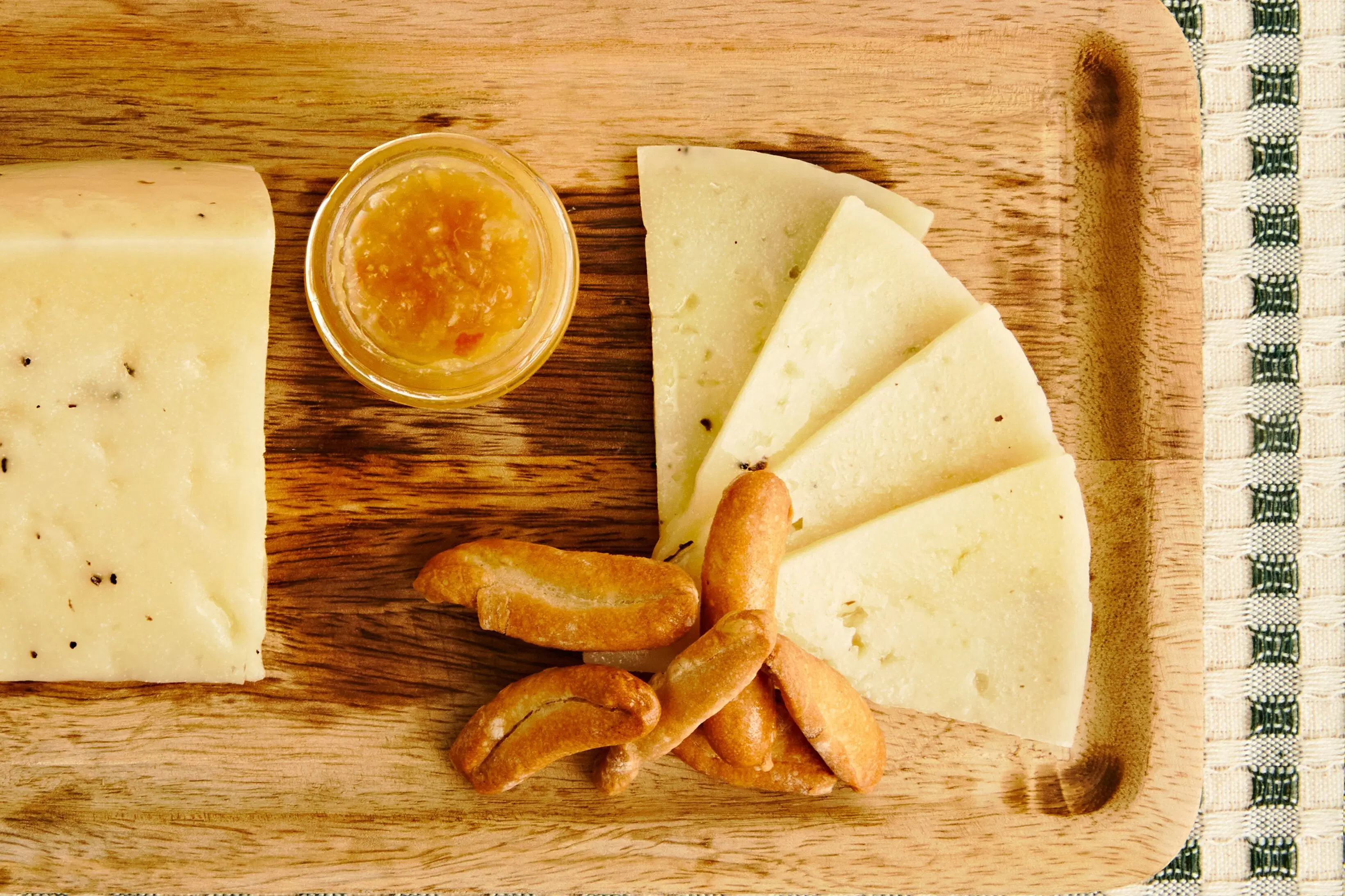 ROHER SCHAFMILCH-ARTISAN-KÄSE MIT SCHWARZEM TRÜFFEL
