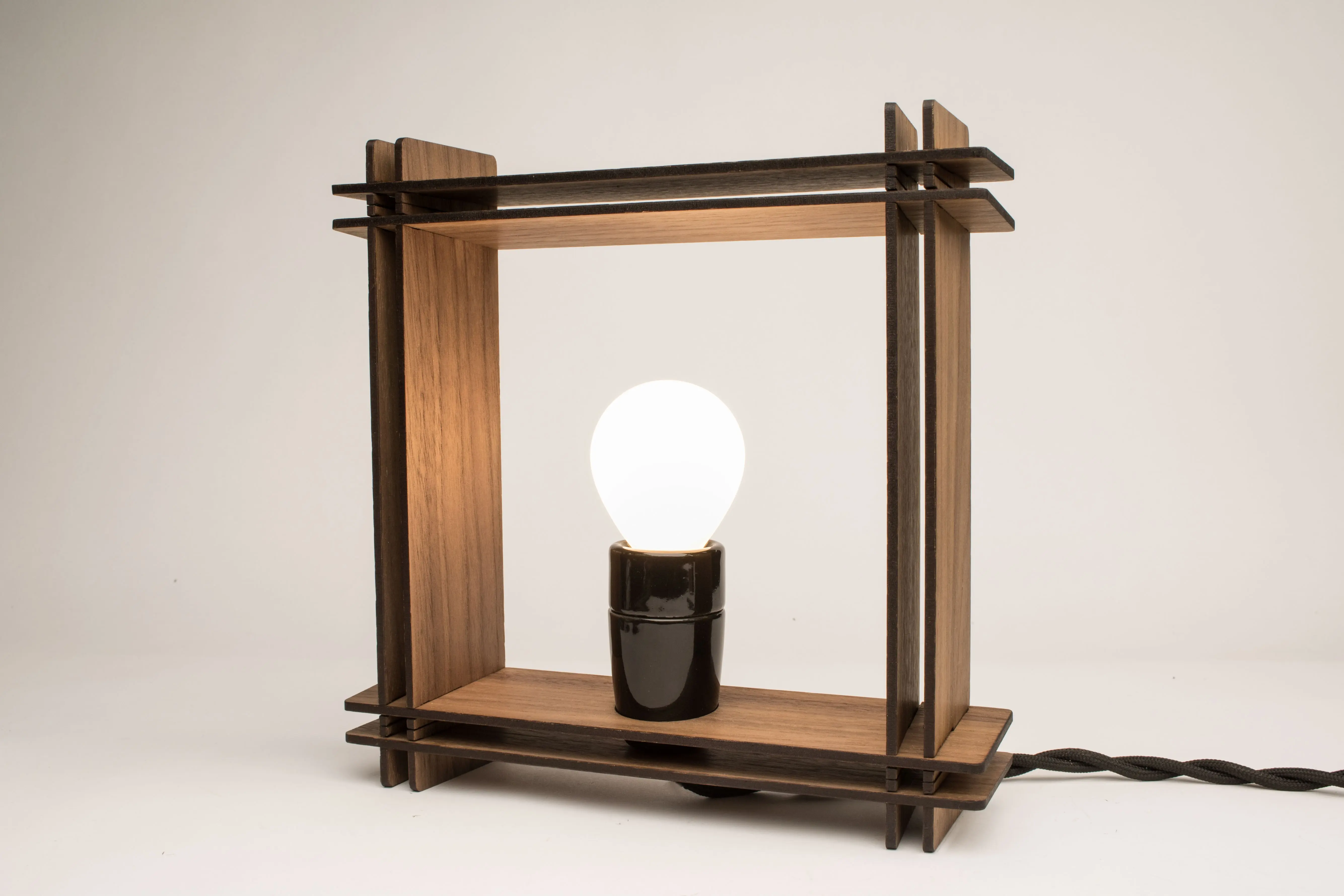 #LAMP Nr. 1 quadratisch Walnuss – Minimalistische dimmbare Tischlampe – Weihnachtsgeschenk