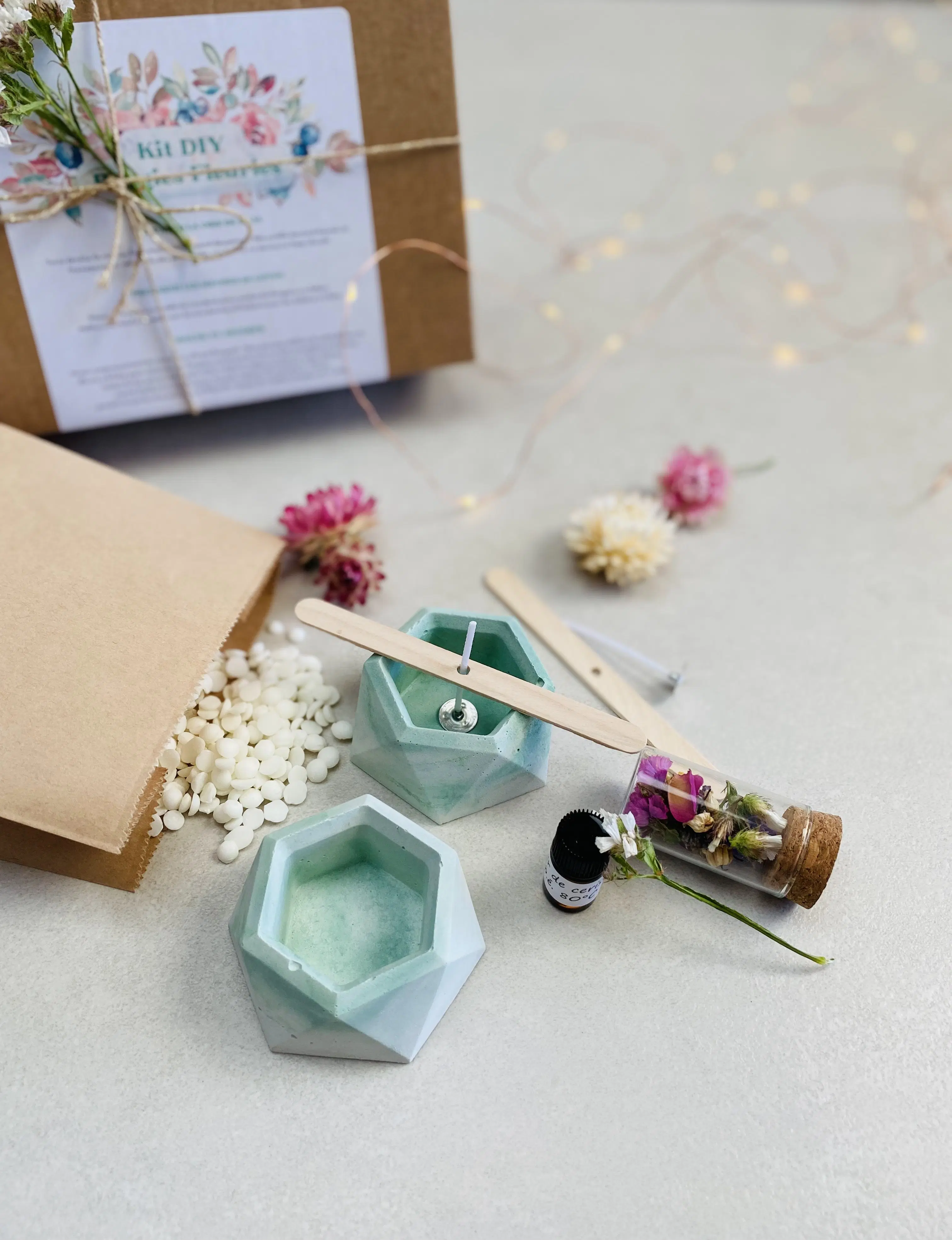 Kit for making two Flowery and Scented Soy Wax Candles, Concrete candlesticks included