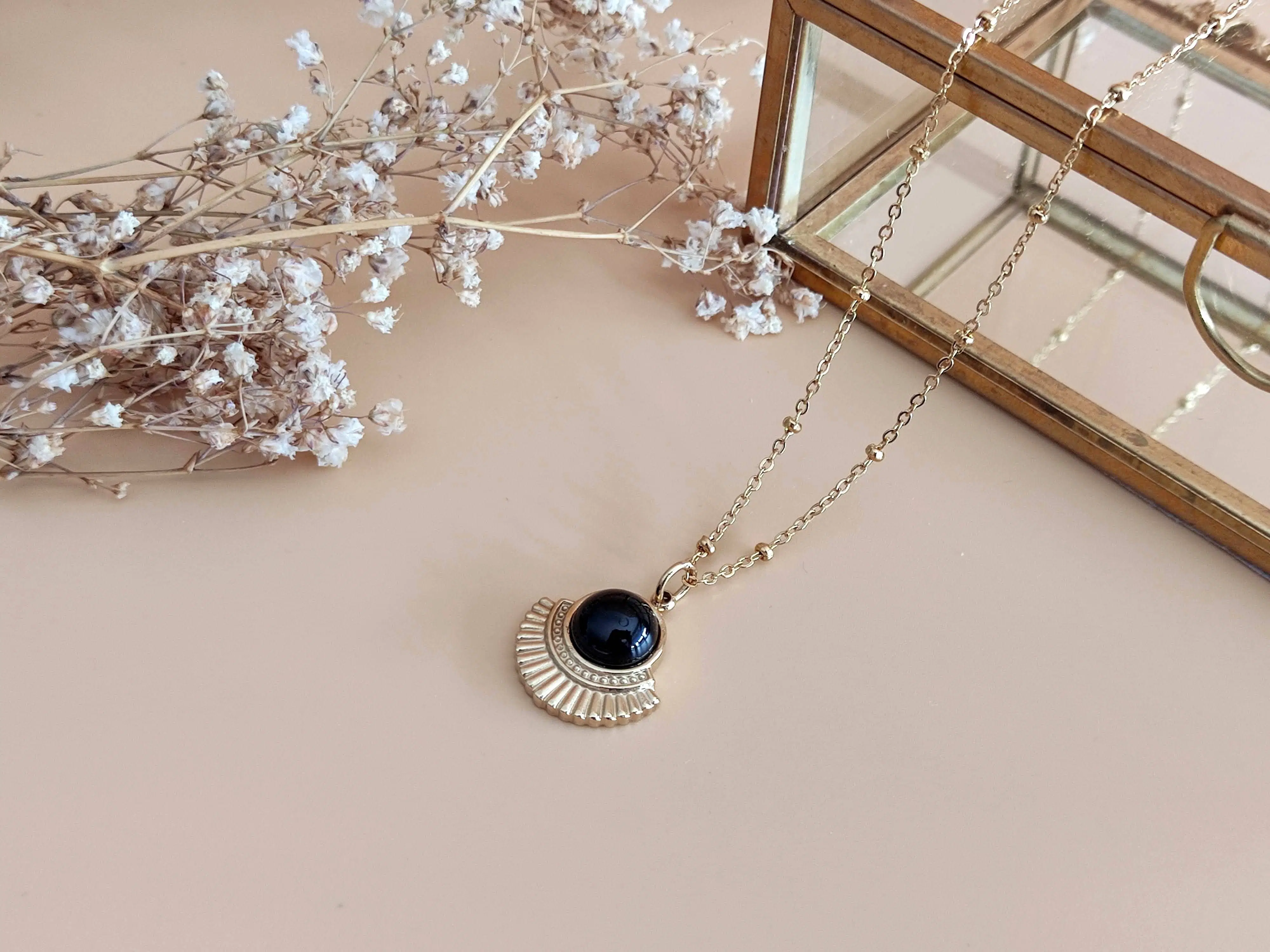 The heroic black agate pendant necklace
