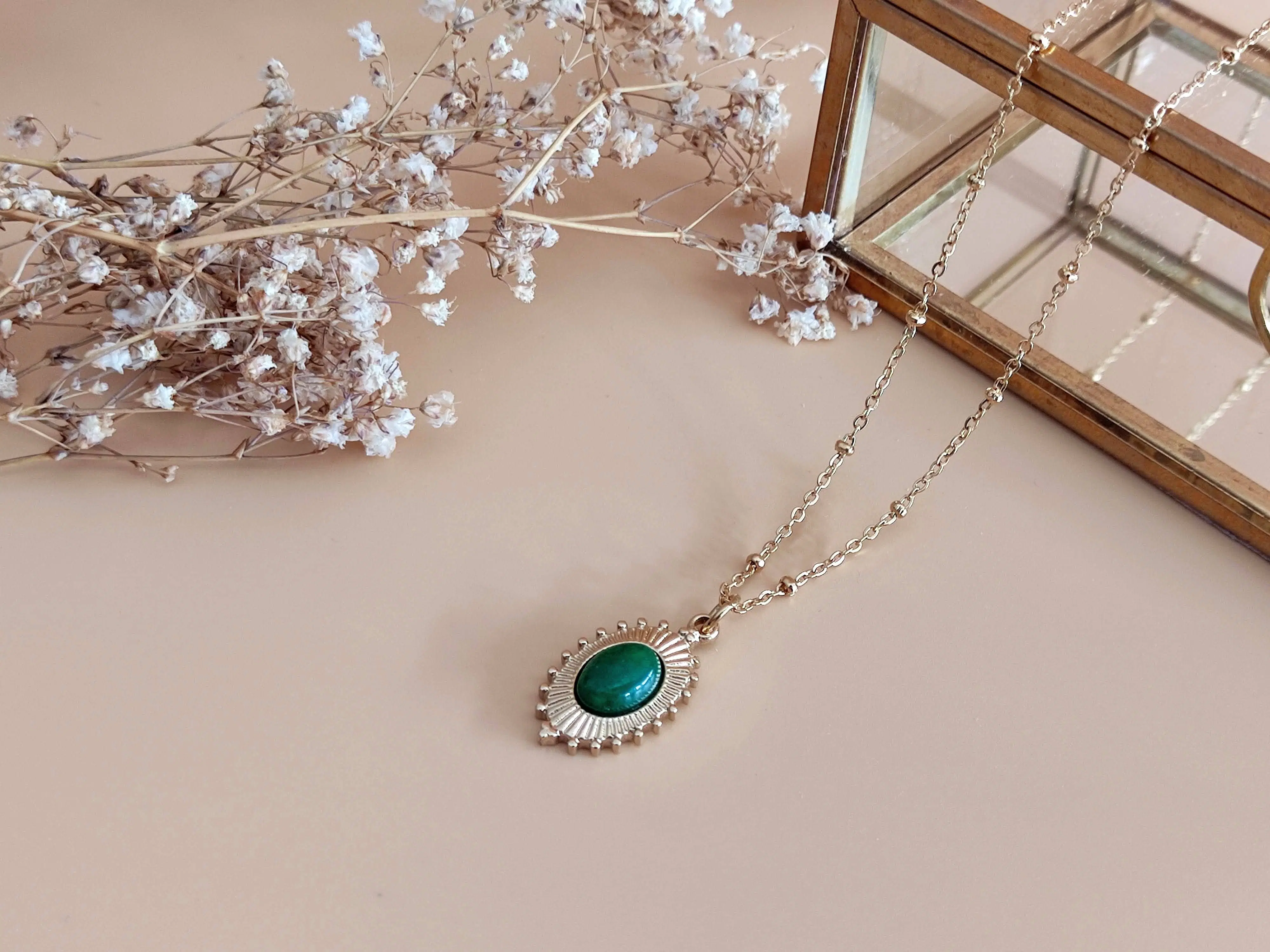 La Passionnée green agate pendant necklace