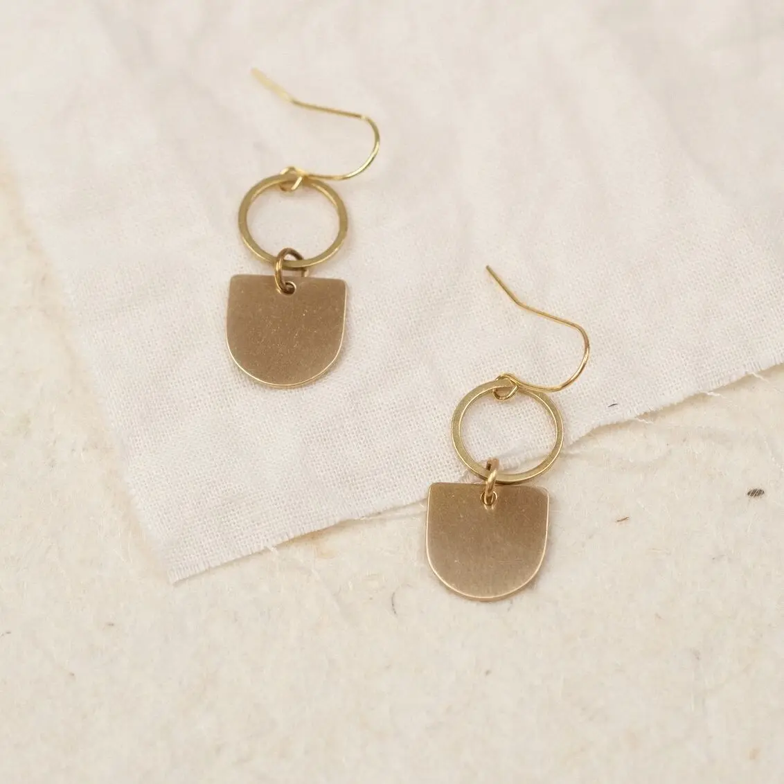 Goldene Ohrringe für Damen aus Messing - Nachhaltig - Round Drop