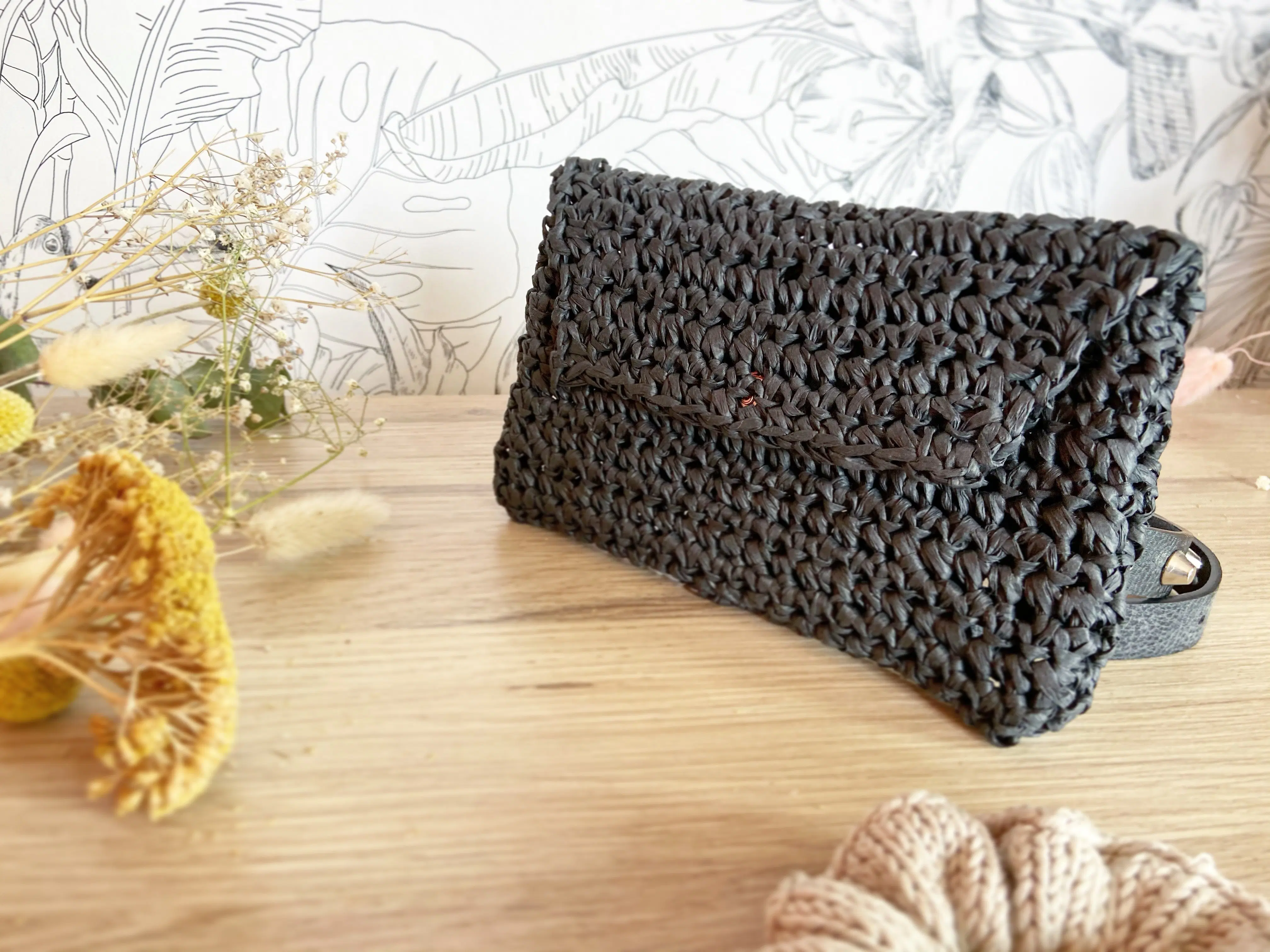 Black raffia banana bag-Phone pocket for the holidays