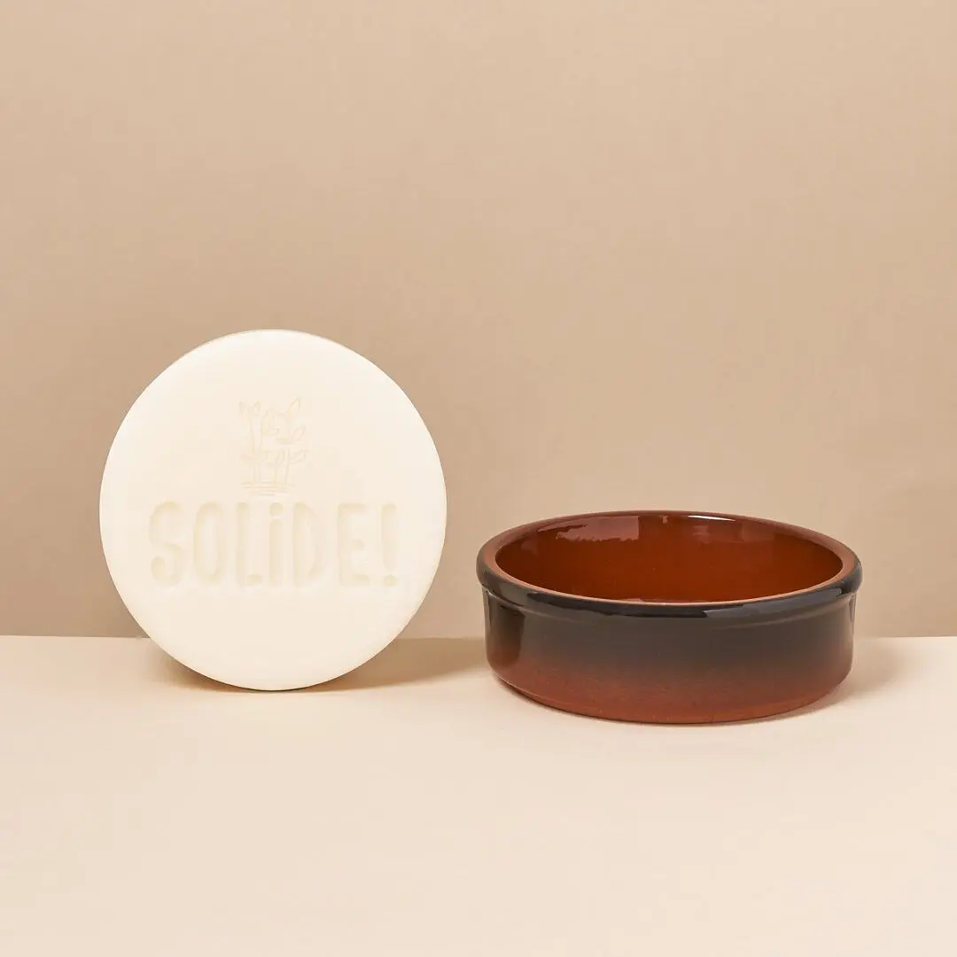 Le Solide Vaisselle 100g in its ceramic holder