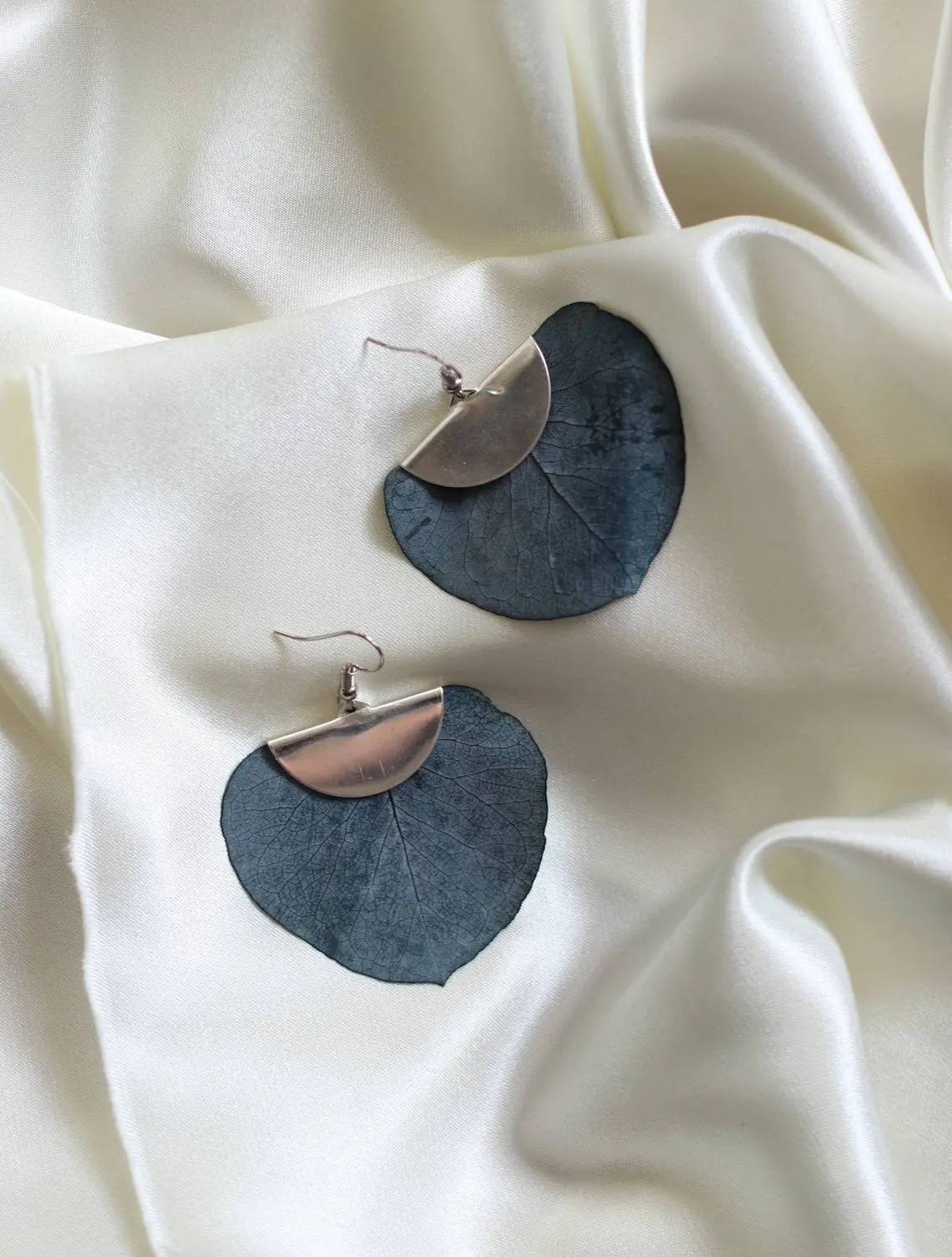 Green dried flower earrings S