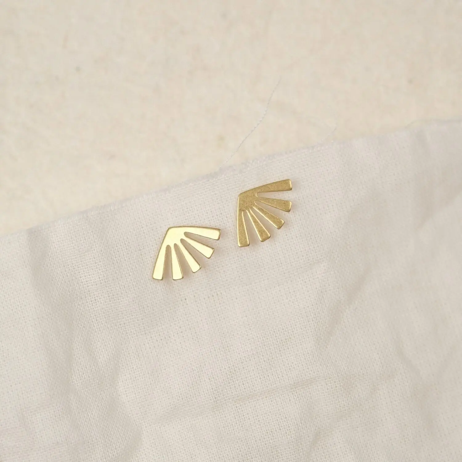 Goldene Ohrstecker aus Messing - Harlow