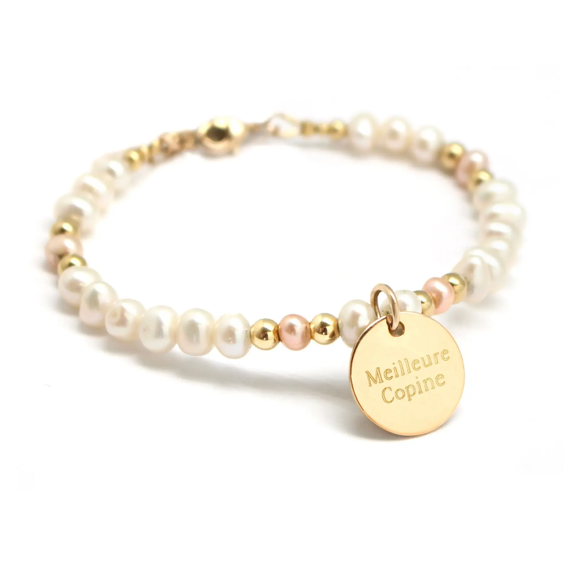 Pulsera con perlas de agua dulce y medallón chapado en oro - grabado MEILLEURE COPINE
