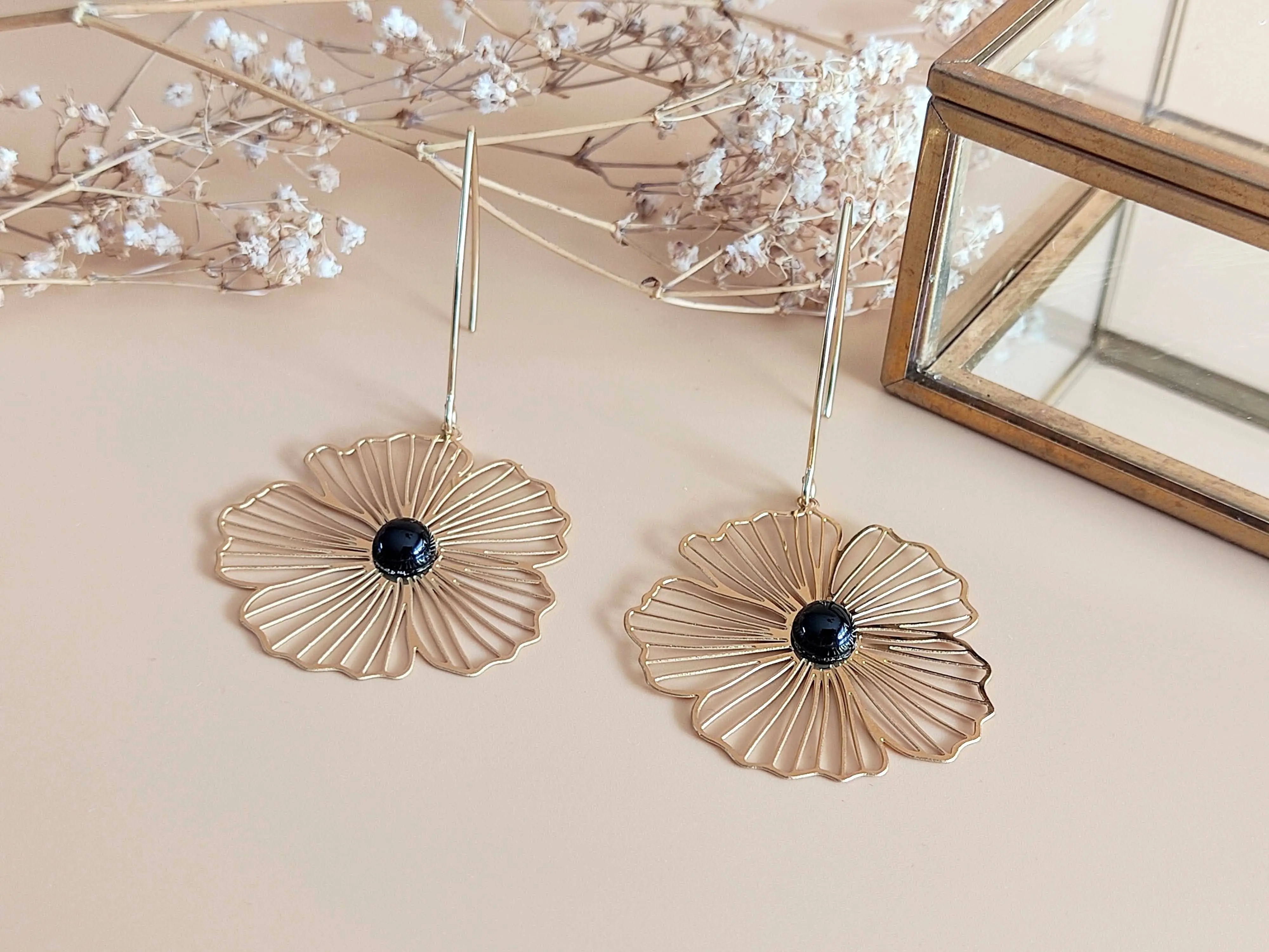 La Naturelle Black Agate flower dangling earrings