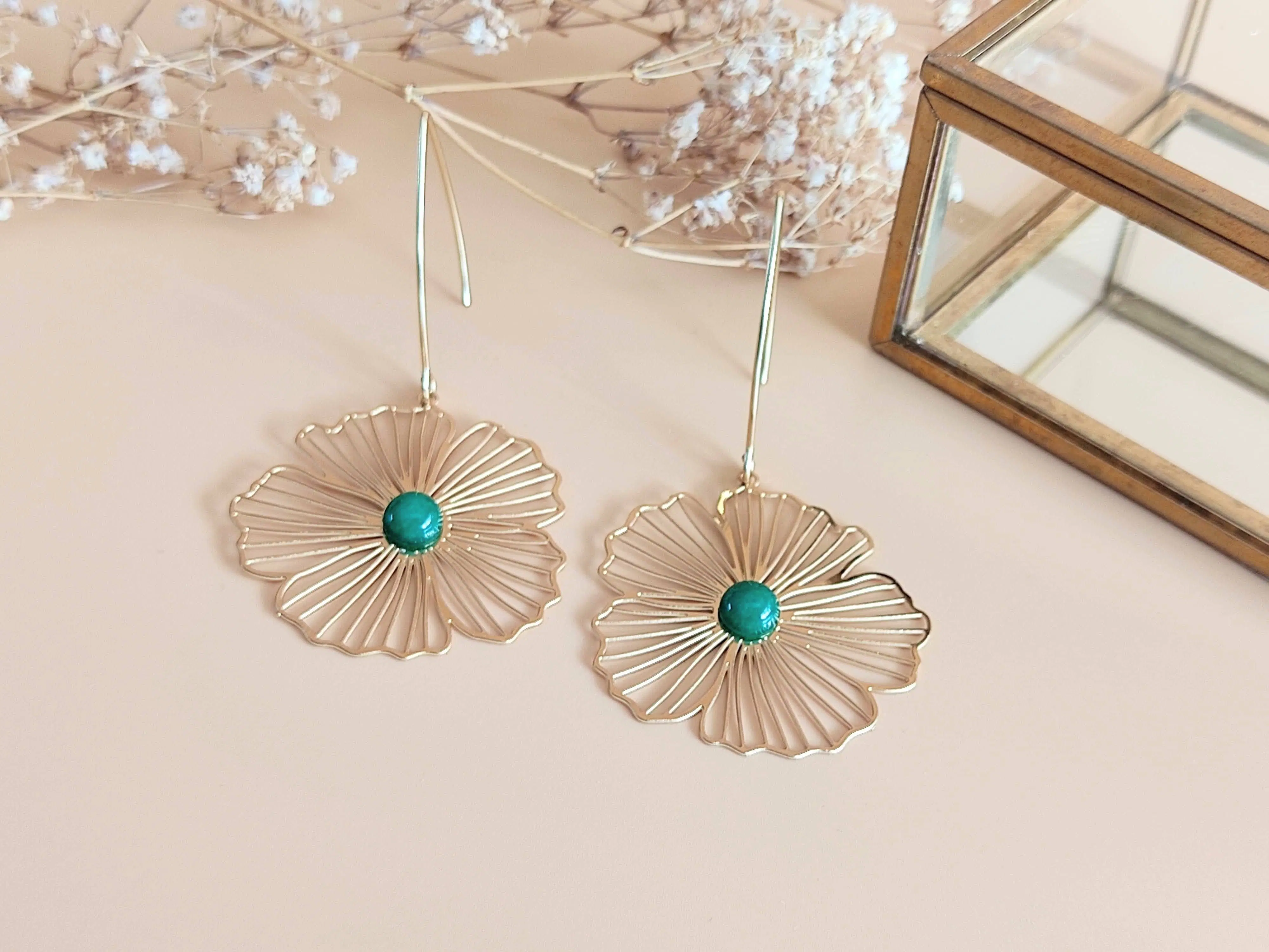 Green Agate La Naturelle flower dangling earrings