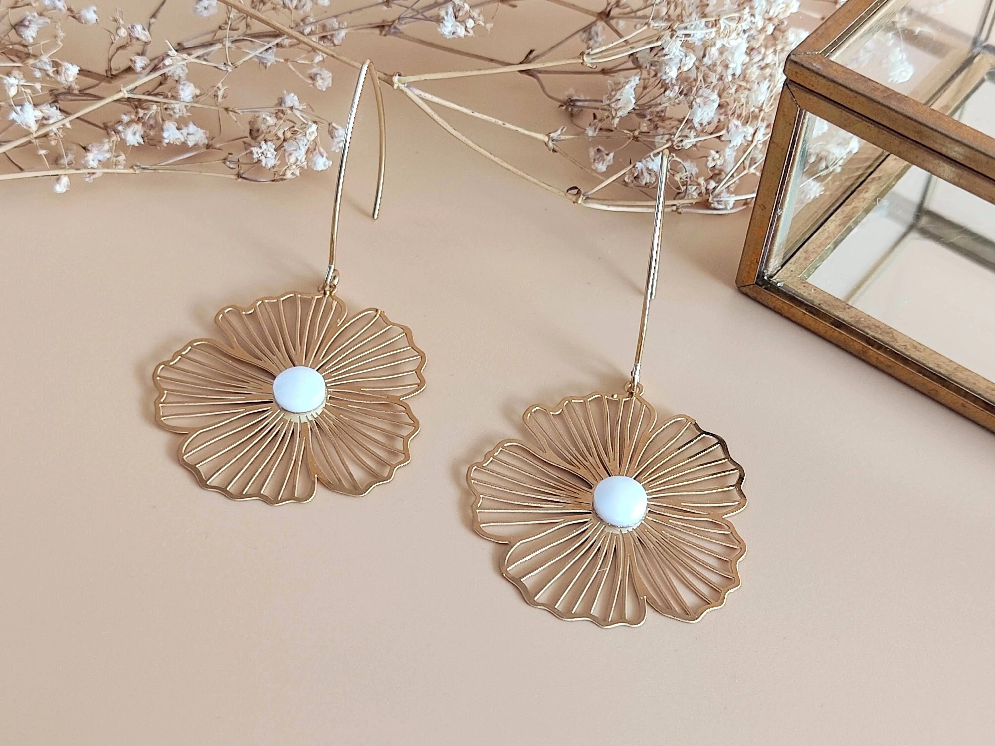 Flower dangling earrings La Naturelle Nacre