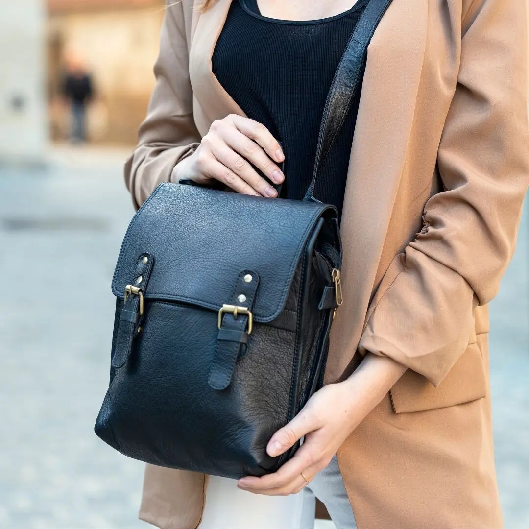 Sac à dos noir convertible en cuir souple grainé - GOVIND BLACK