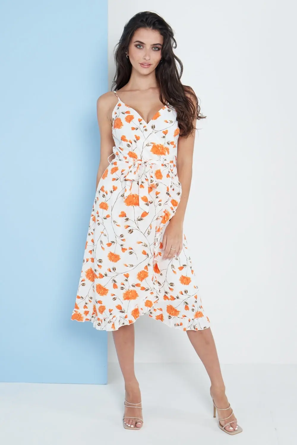 Weißes Cami-Midikleid mit Blumenmuster