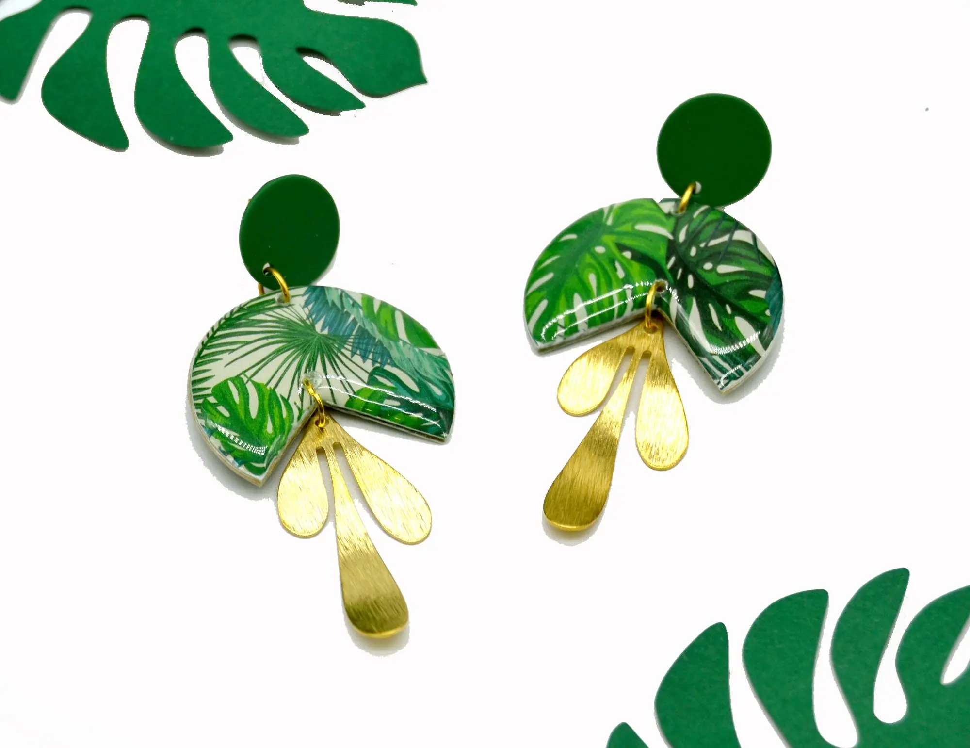 Green and gold Monstera earrings in resin - Tropical inspiration for a refreshing look