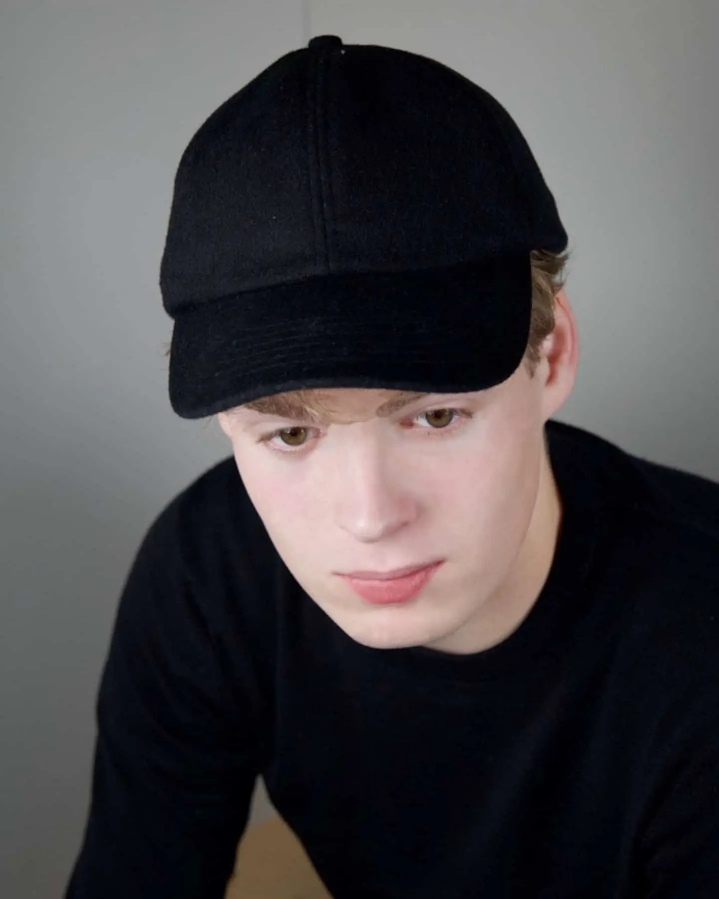 Casquette en laine et cachemire noire avec des caractéristiques haut de gamme et fonctionnelles