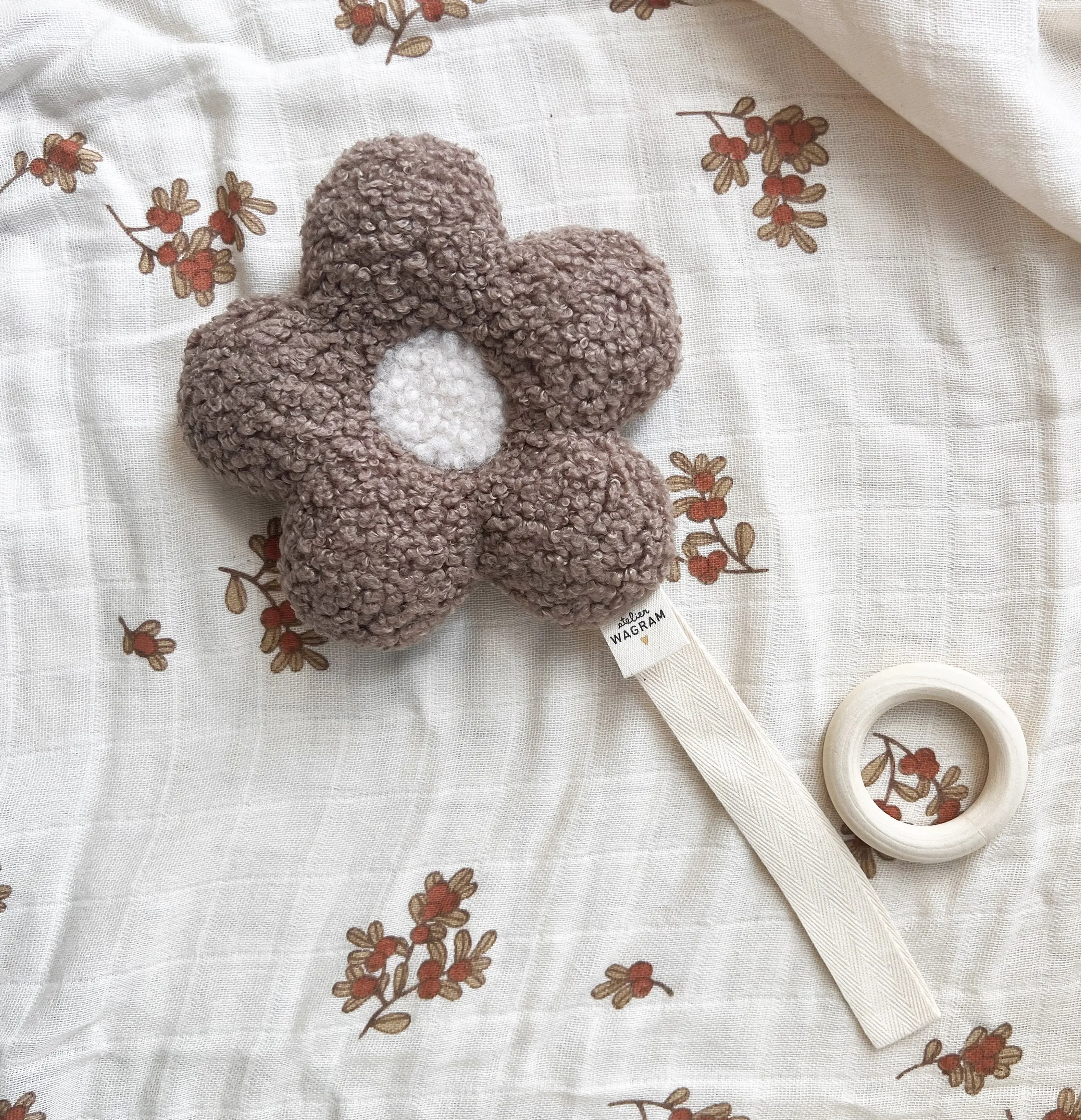 Sherpa flower pacifier clip (4 colors available)