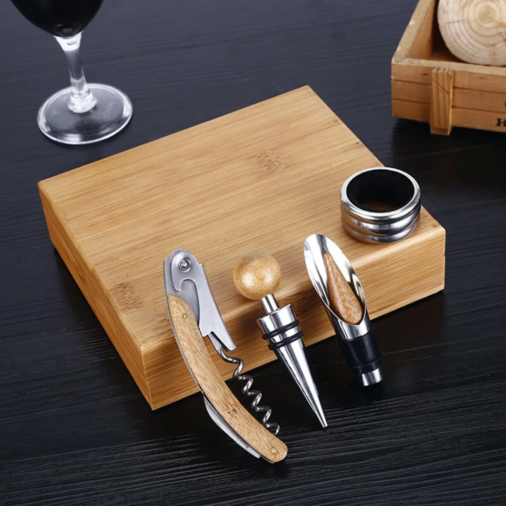Set regalo di accessori per il vino: 4 versatori, tappi, apribottiglie e gocciolatori.