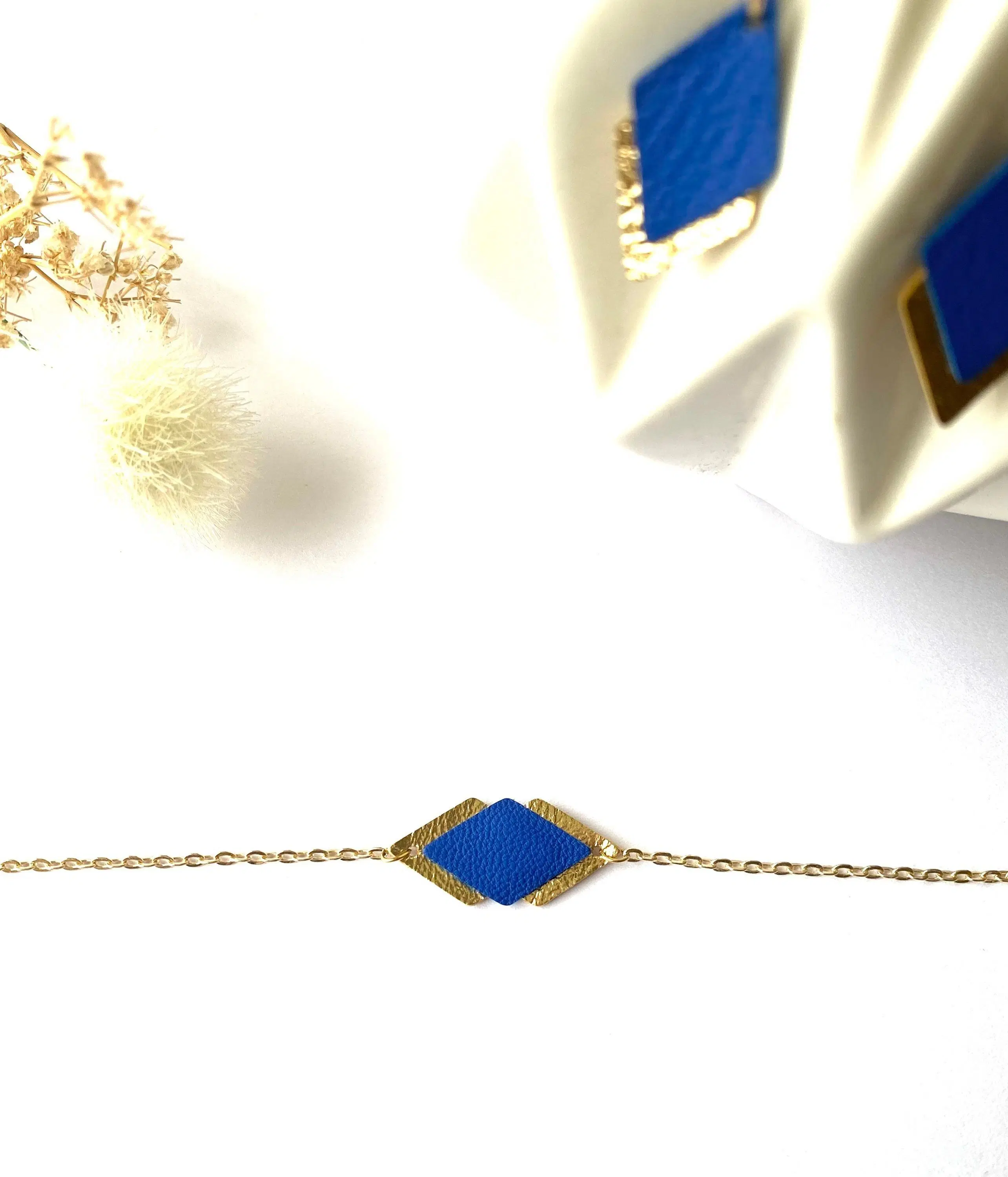 Women's electric blue leather and golden brass bracelet