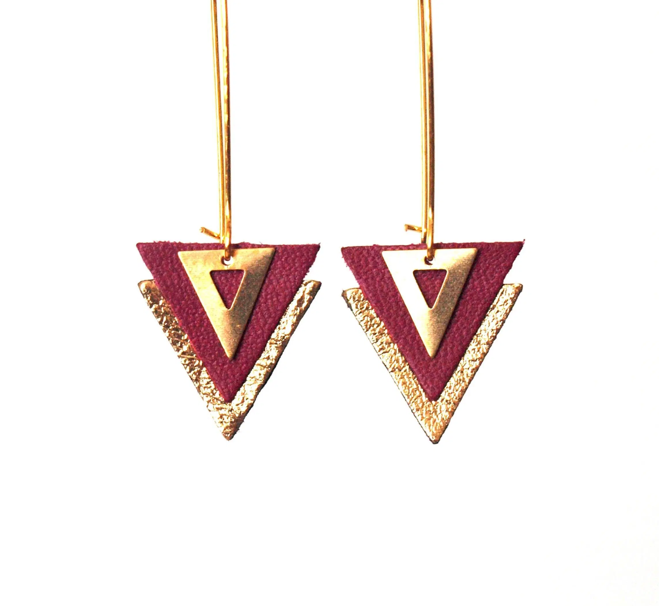 Burgundy and gold leather earrings, plum leather and brass triangles on large sleepers - PIAMA model