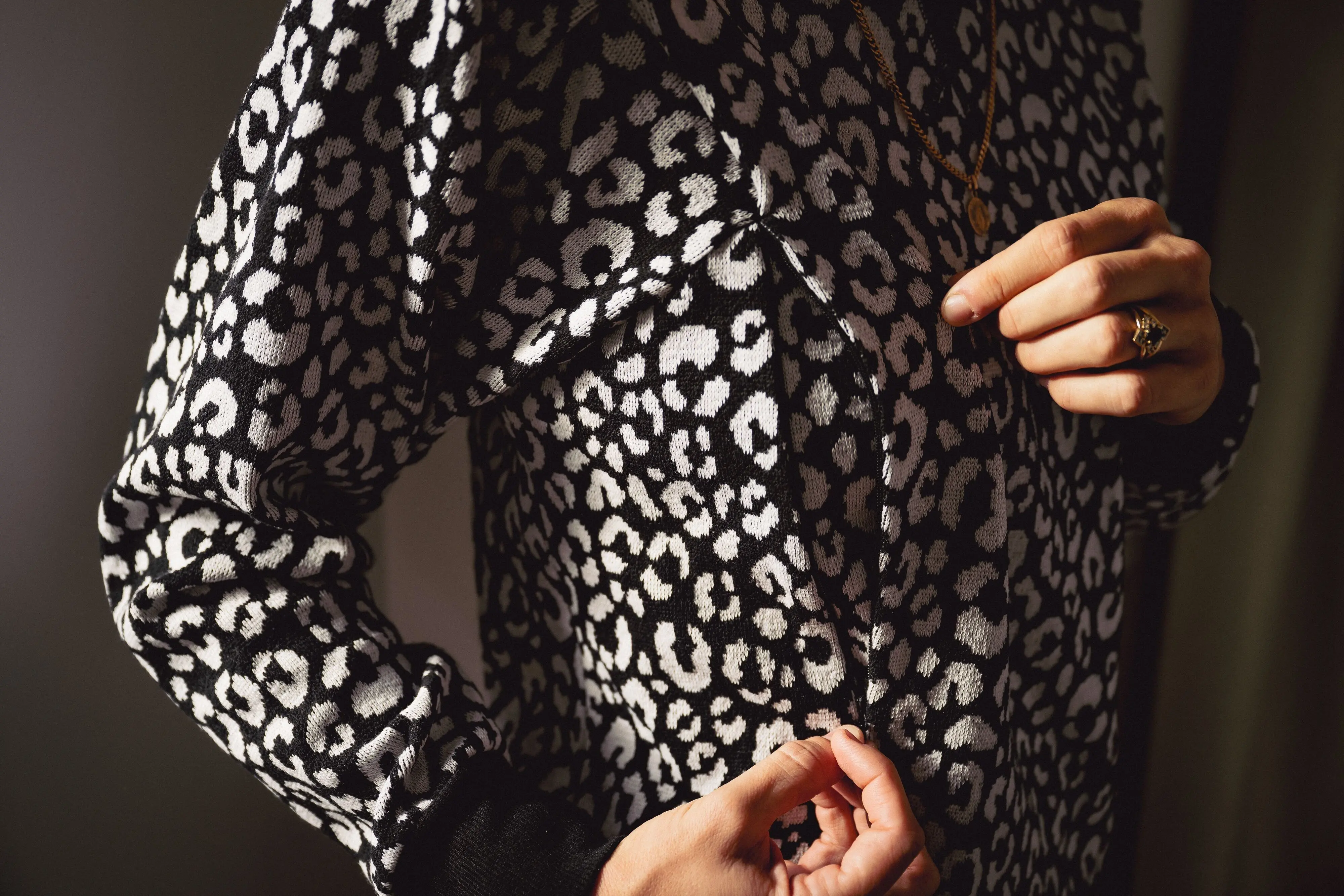 Nursing sweater - Leopard Black and White