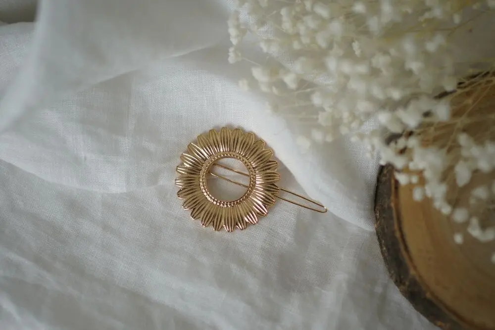 Claudia Runde Haarspange mit goldenen Blumen