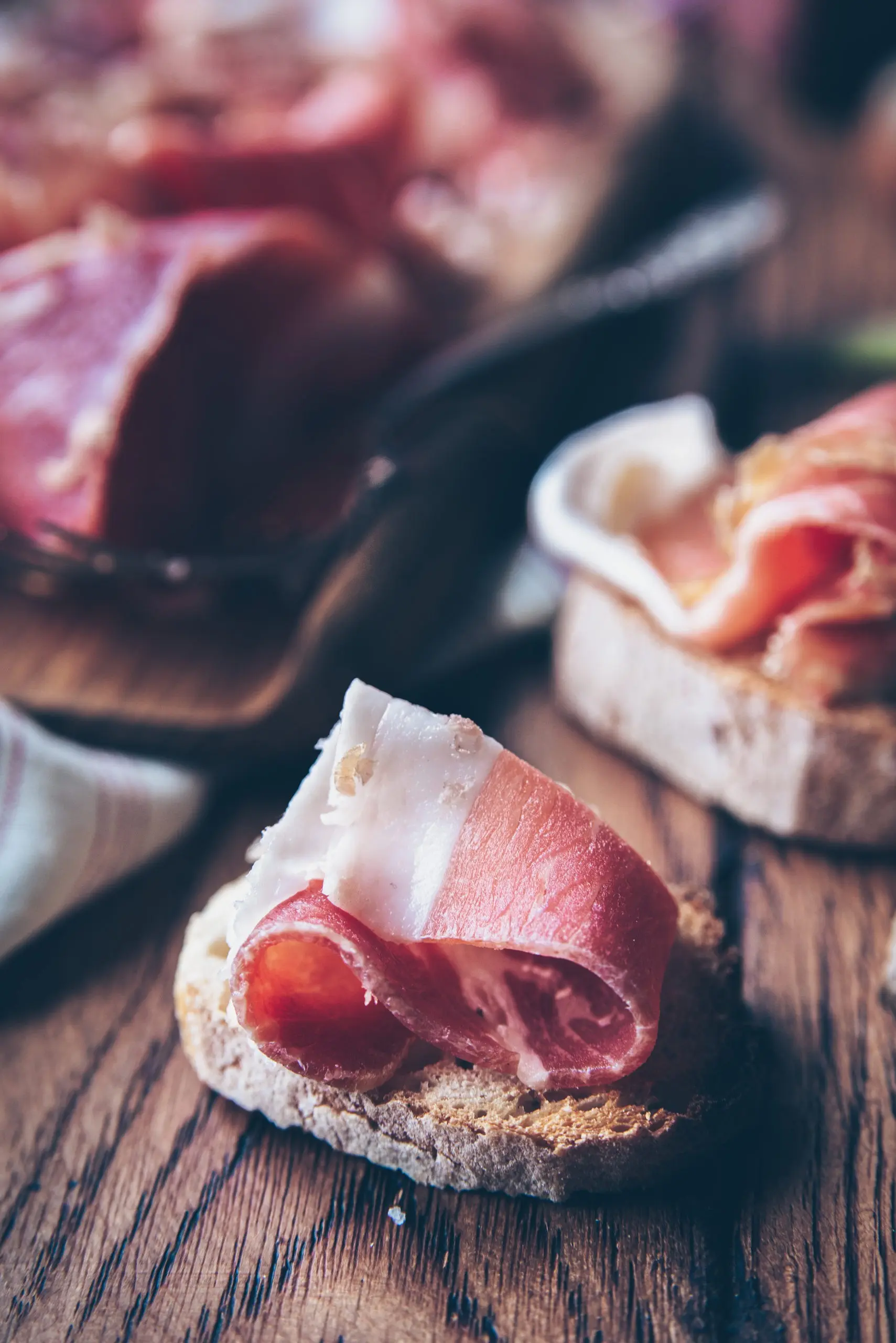 JAMBON DE BAYONNE LABEL ROUGE PORC FERMIER EN BARQUETTE 4 TRANCHES 80GR (AFFINAGE 12 MOIS)