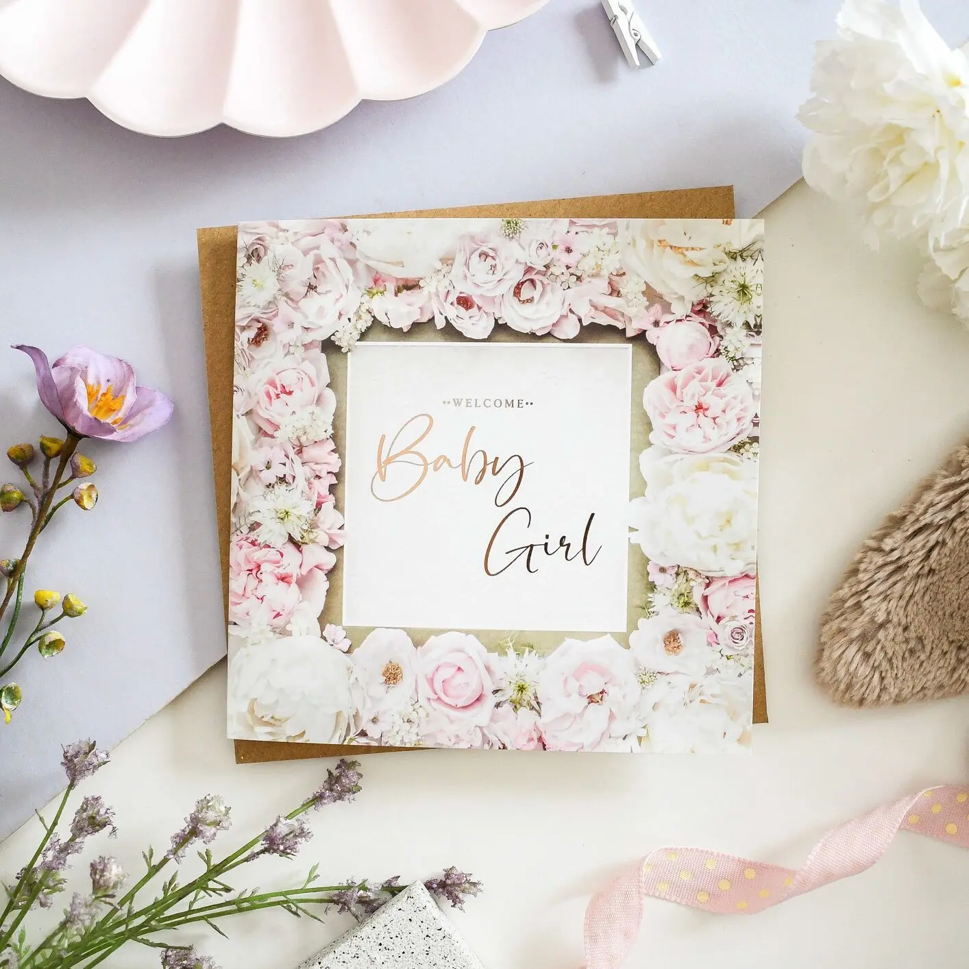 Bienvenue Baby Girl Carte de vœux florale déjouée