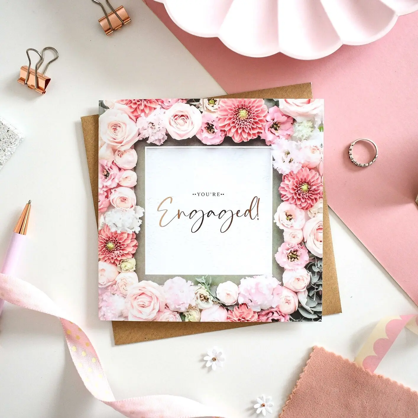 Tu es fiancée! Carte de vœux florale déjouée