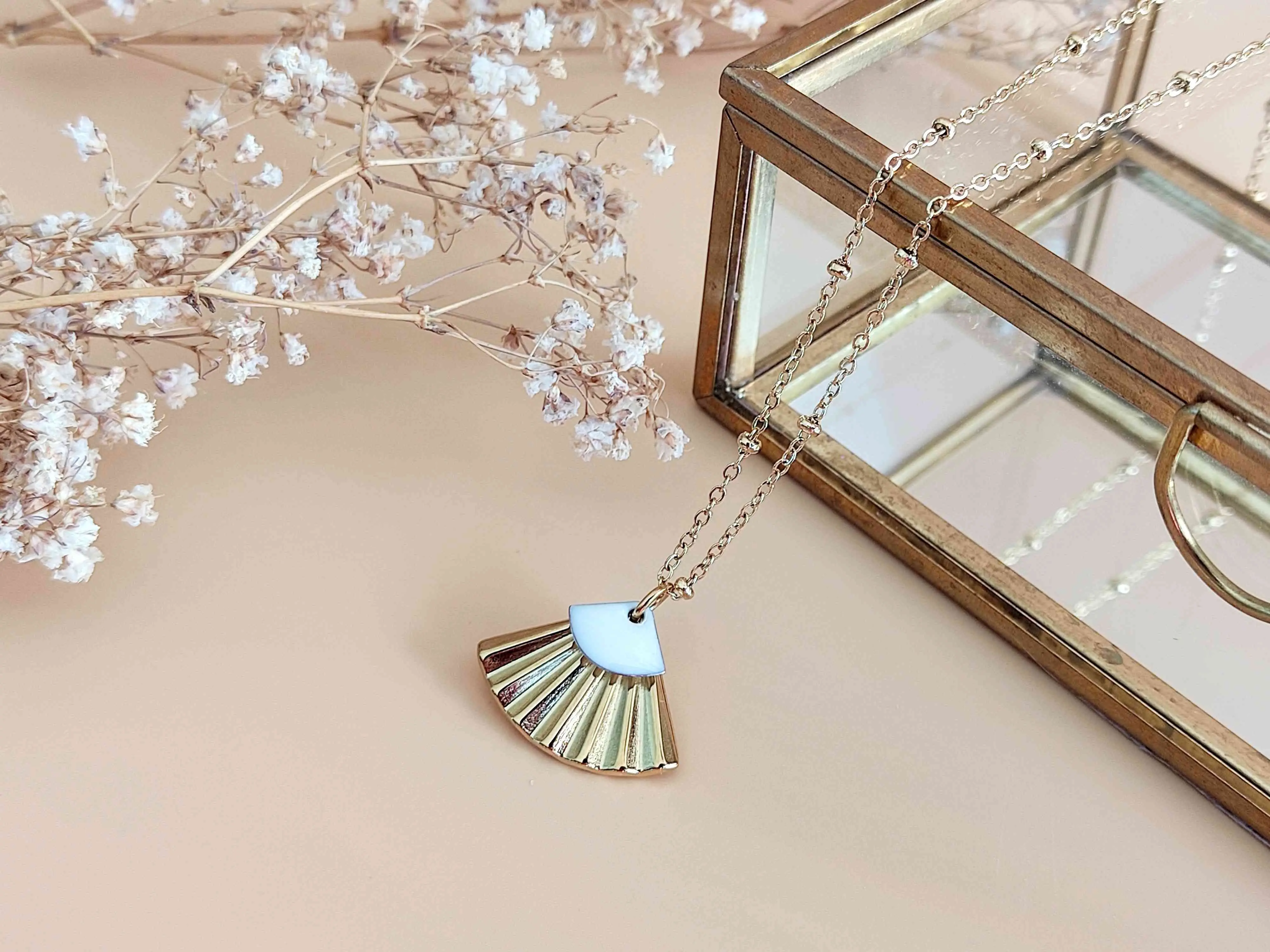 La Mystérieuse white fan pendant necklace